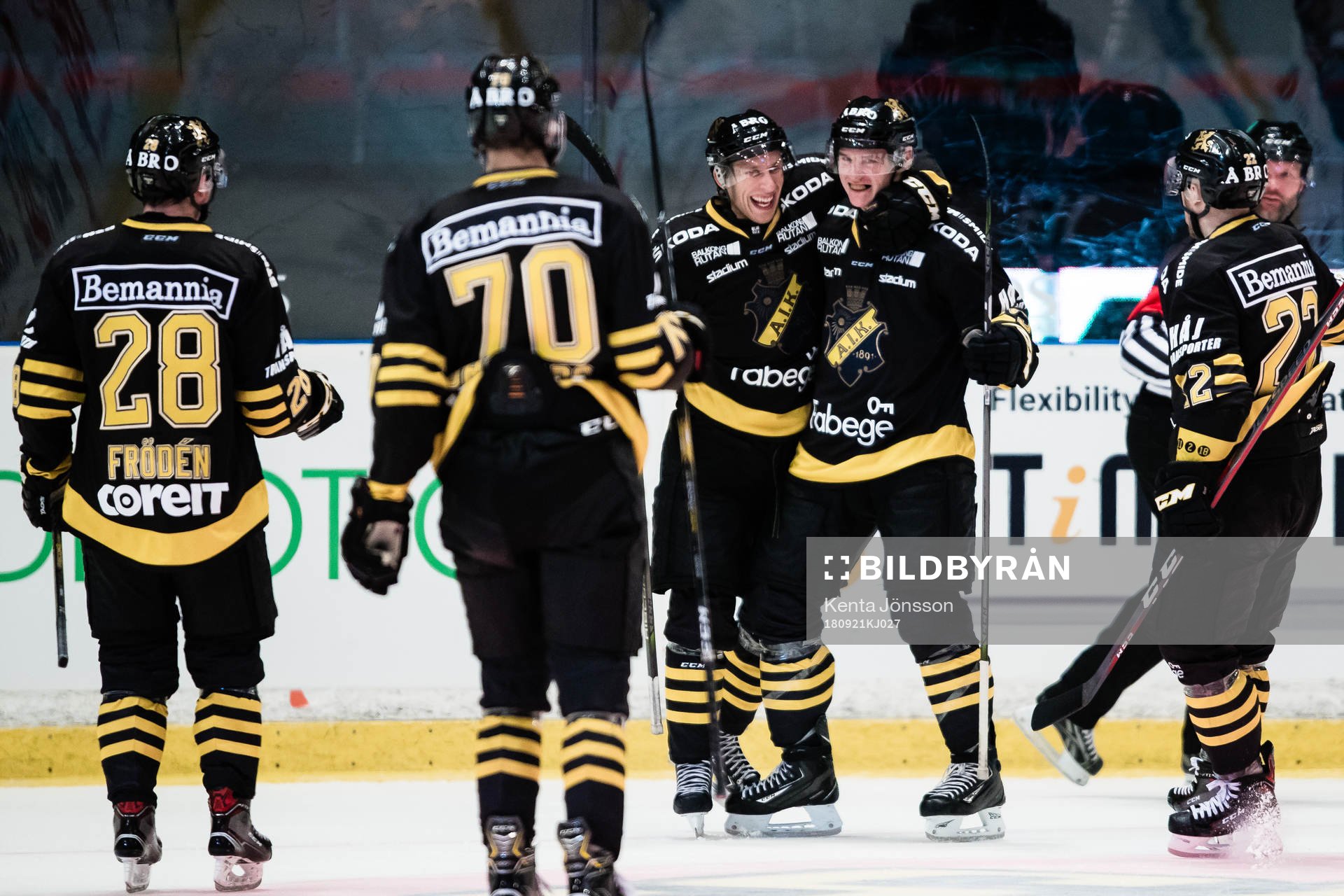 s Fredric Weigel jublar med Anton Holm