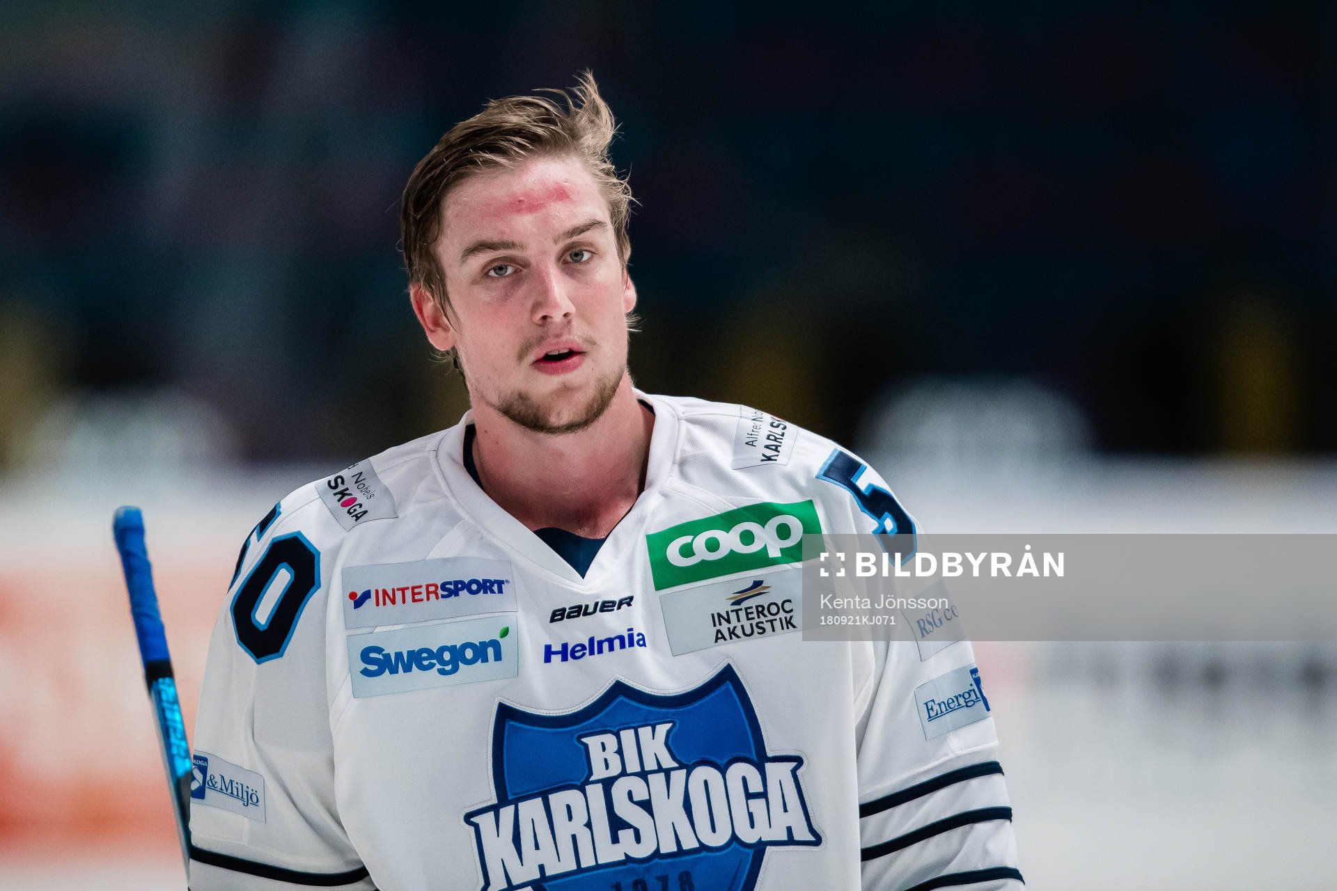 Karlskogas Viktor Lang innan ishockeymatchen i