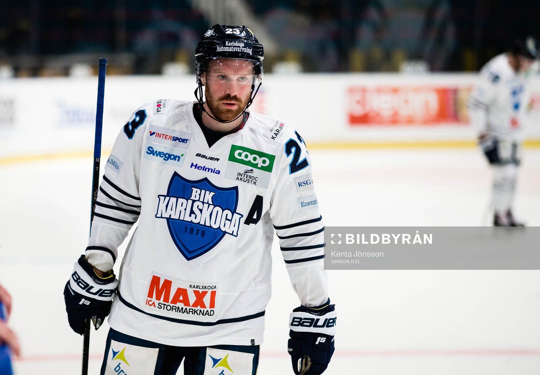 Karlskogas Fredrik Höggren innan ishockeymatchen i