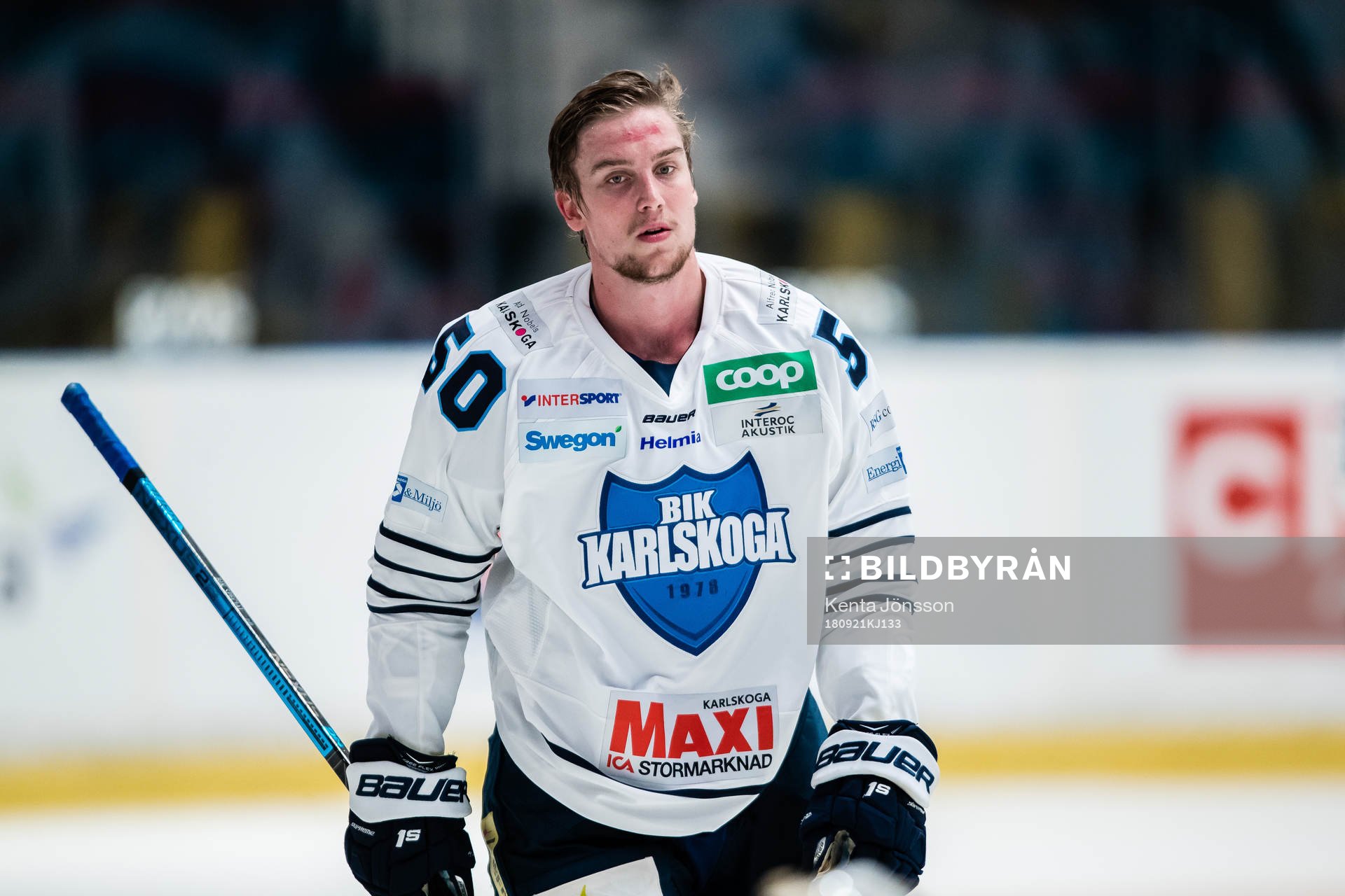 Karlskogas Viktor Lang innan ishockeymatchen i