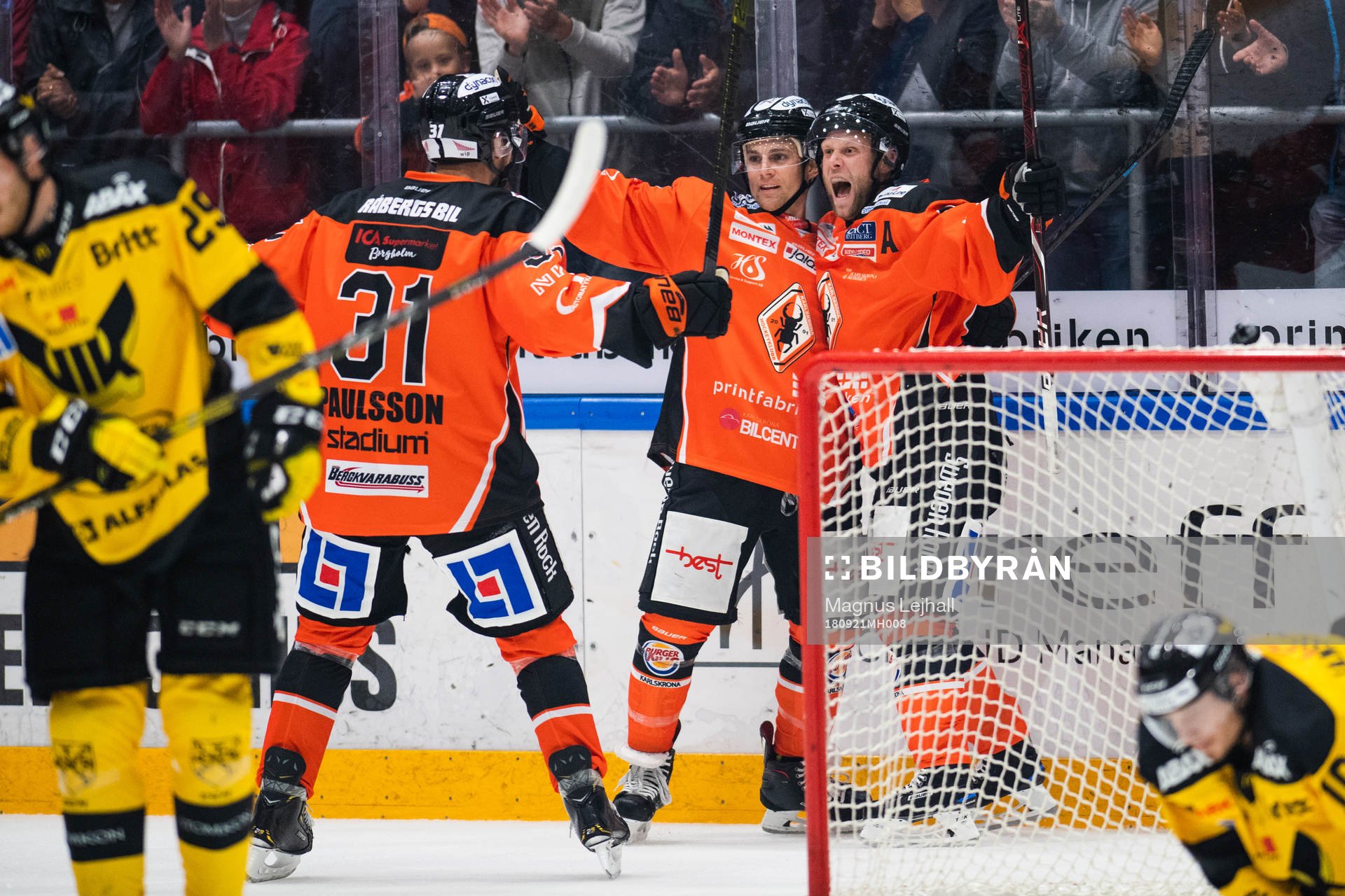 Karlskronas Niklas Johansson jublar med lagkamrater