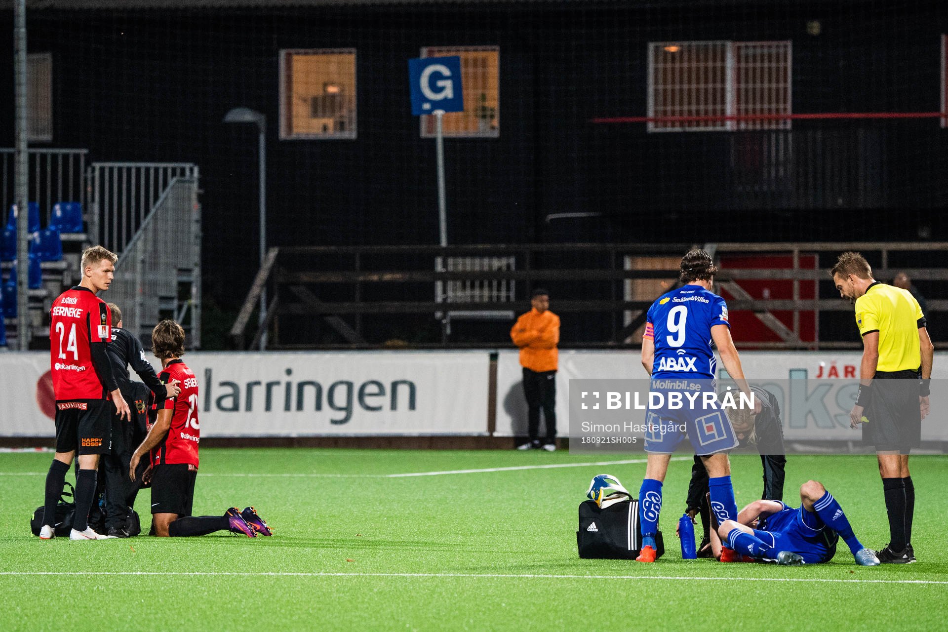 En Brommapojkarnaspelare och en Sundsvallsspelare ligger ner