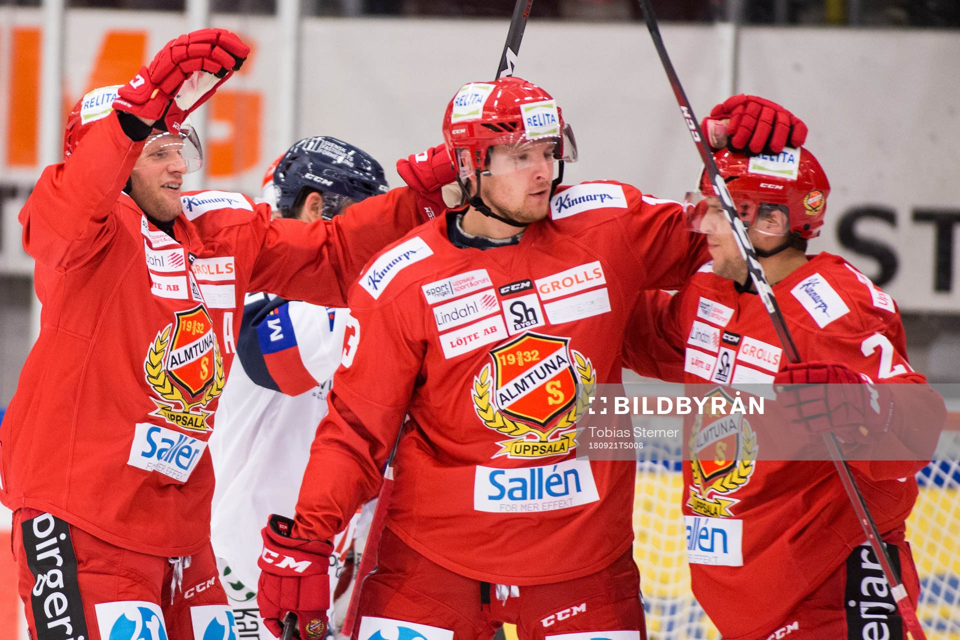 Almtunas Tobias Liljendahl (m) jublar