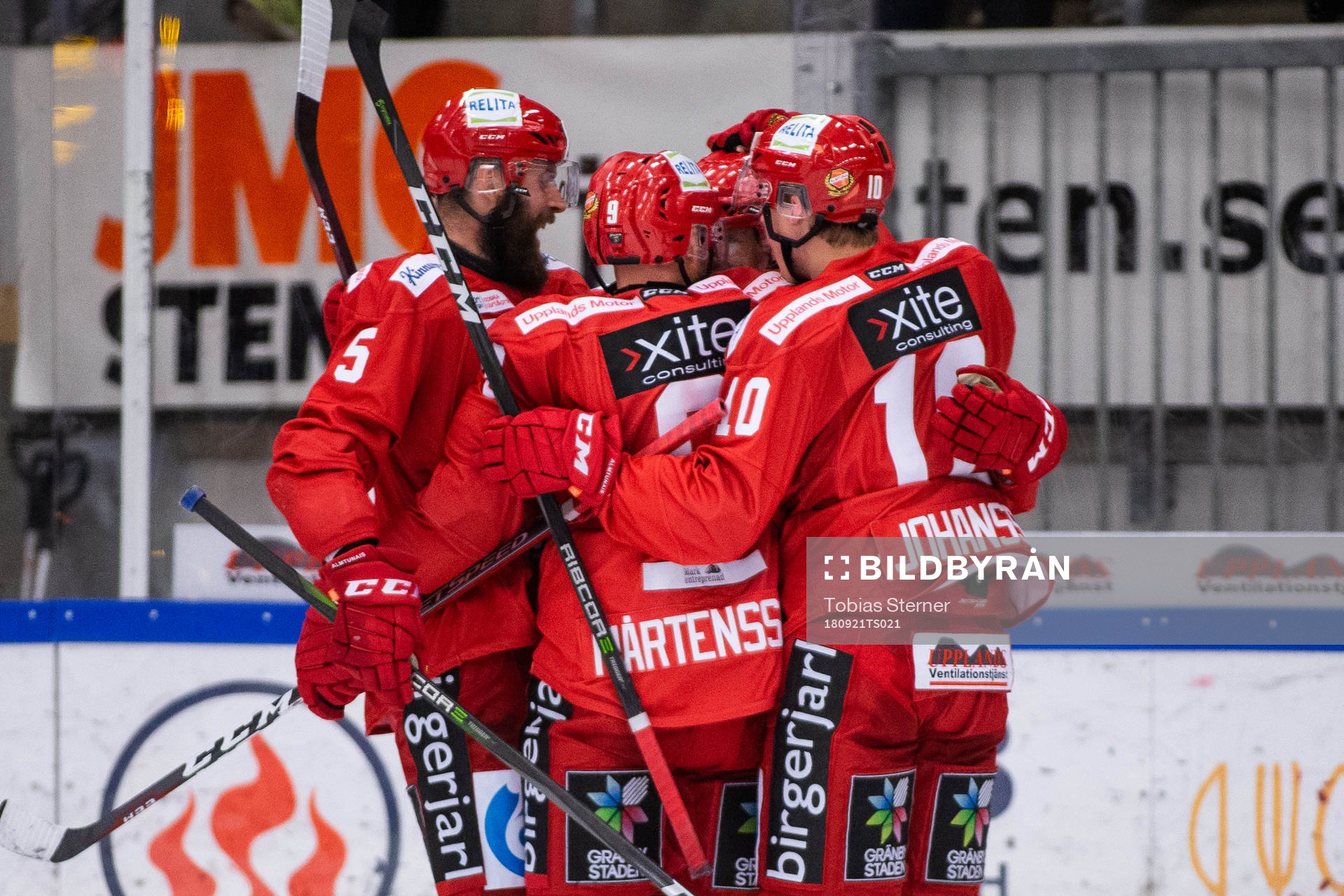 Almtunas Tony Mårtensson jublar med lagkamrater