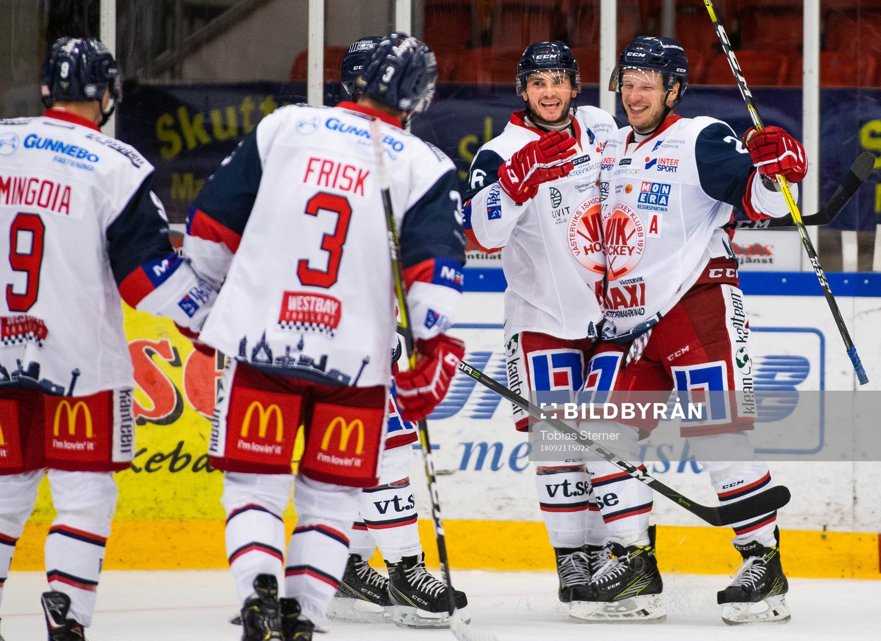 Västerviks Gabriel Desjardins (till höger) jublar med