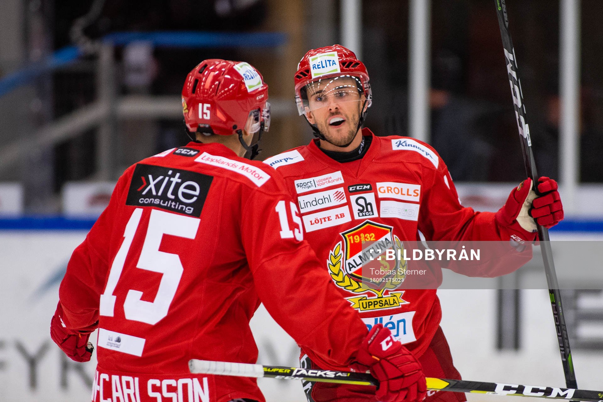 Almtunas Victor Rollin-Carlsson jublar med målskytten till