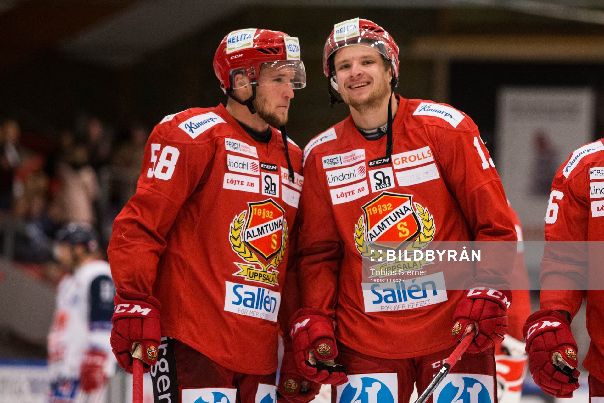 Almtunas Fredrik Forsberg och Tobias Liljendahl jublar