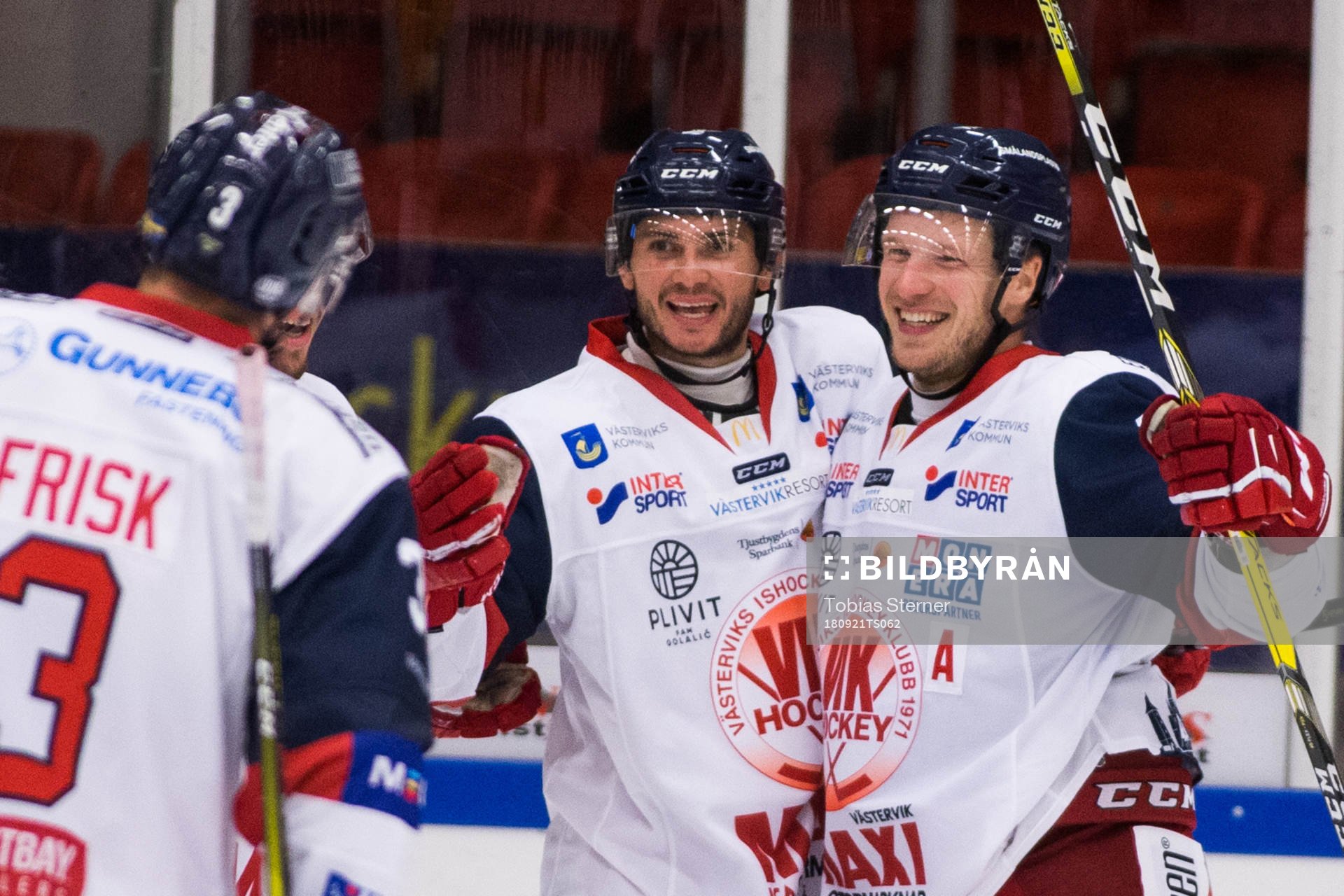 Västerviks Darren Nowick och Gabriel Desjardins jublar