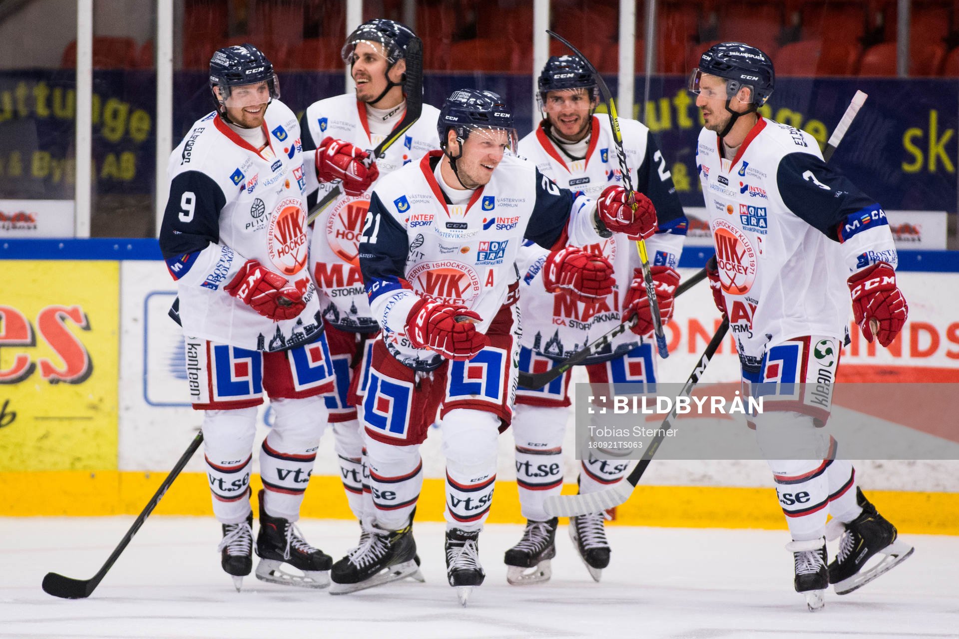Västerviks Gabriel Desjardins jublar med sina lagkamrater