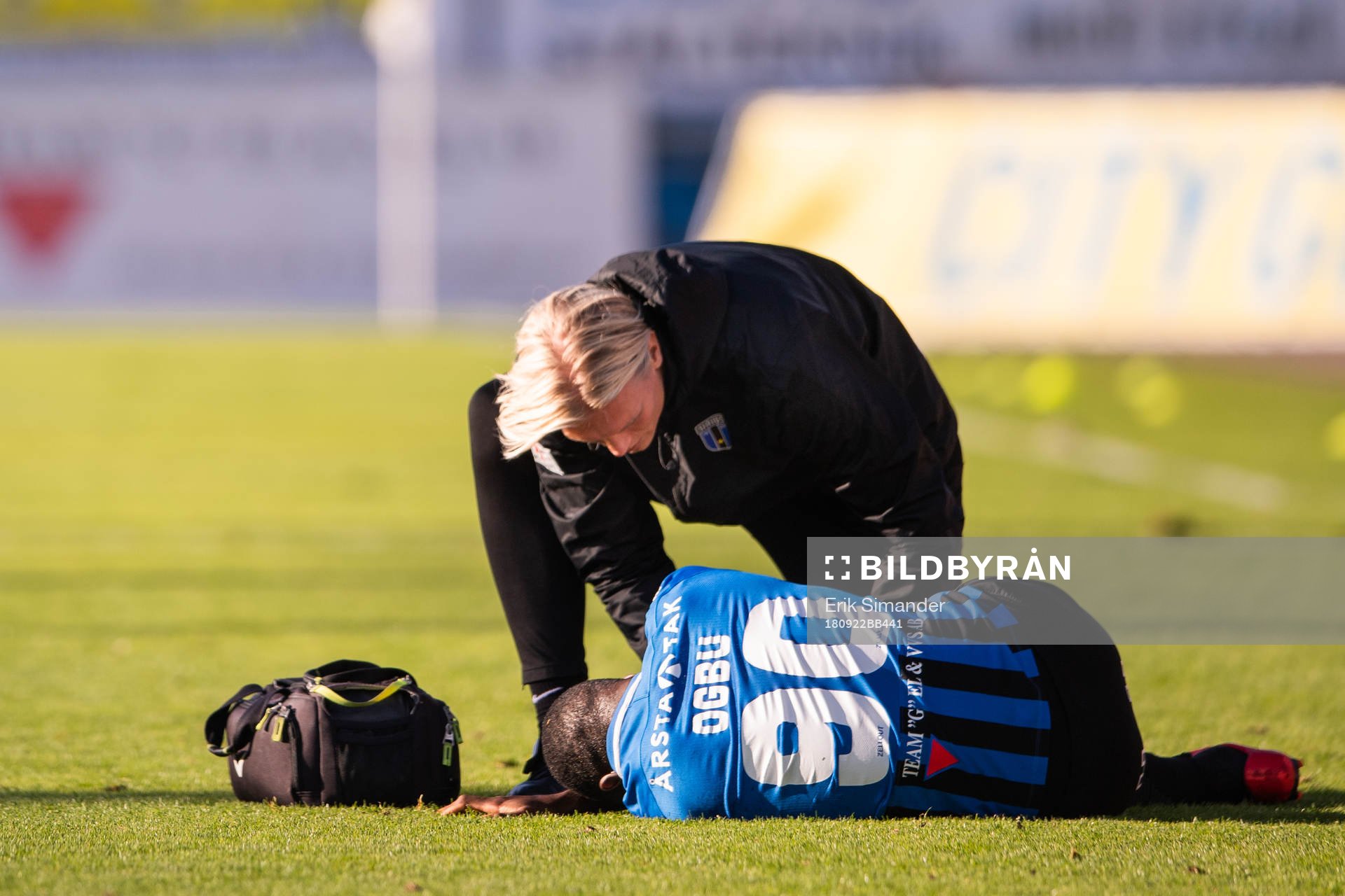 Sirius Jonas Lindberg får vård under fotbollsmatchen i Allsvenskan mellan Sirius och Östersund den 22 september i Uppsala.