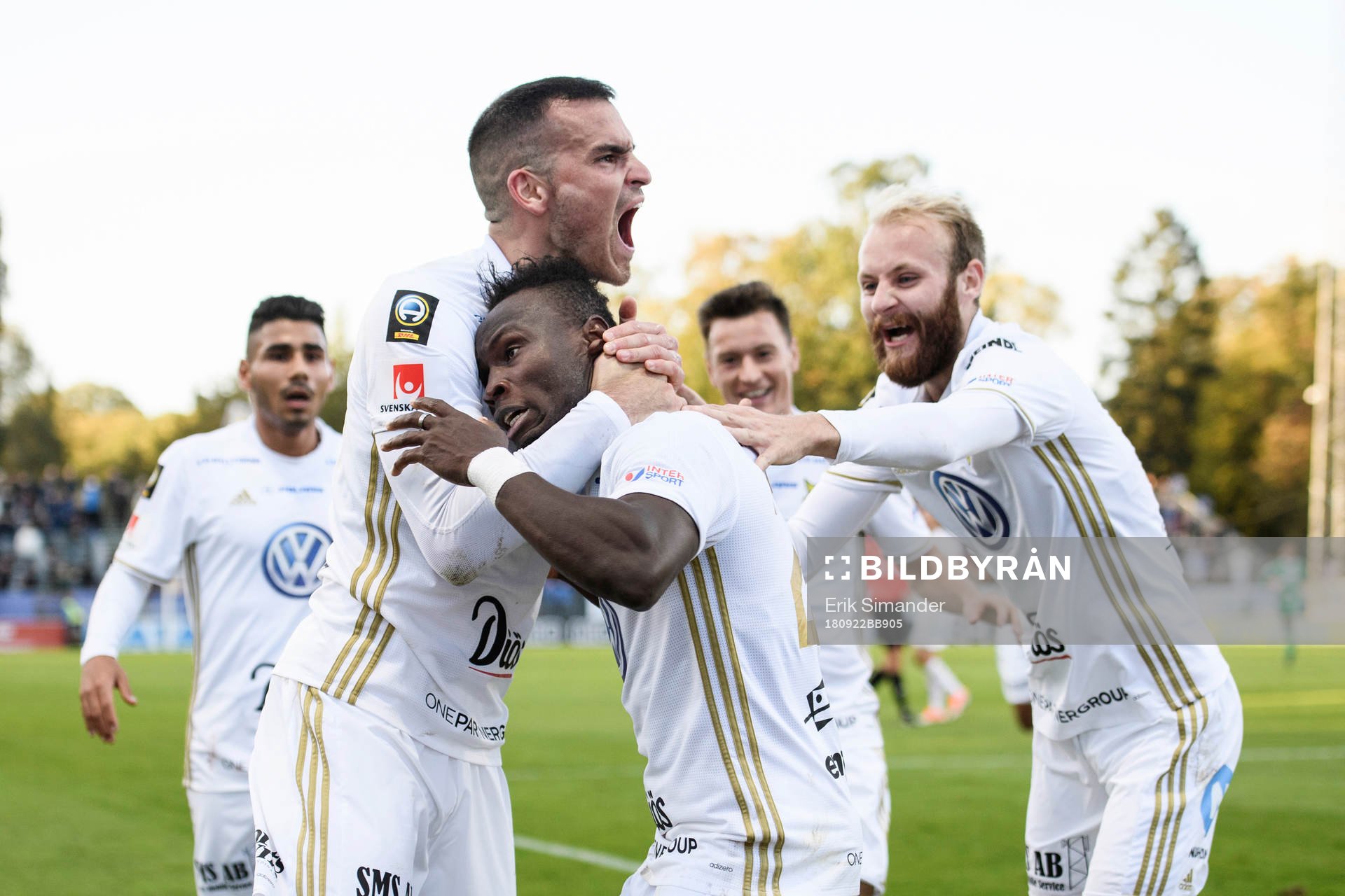 Östersunds Samuel Laryea Mensiro jublar tillsammans med Dino Islamovic efter att ha gjort 0-1 under fotbollsmatchen i Allsvenskan mellan Sirius och Östersund den 22 september i Uppsala.