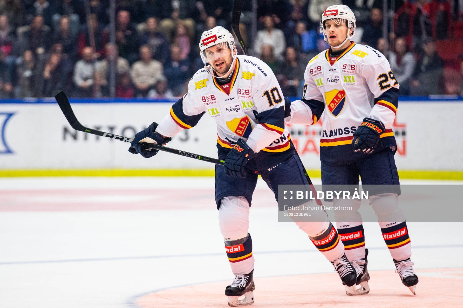 Djurgårdens Niclas Bergfors och Sebastian Strandberg deppar