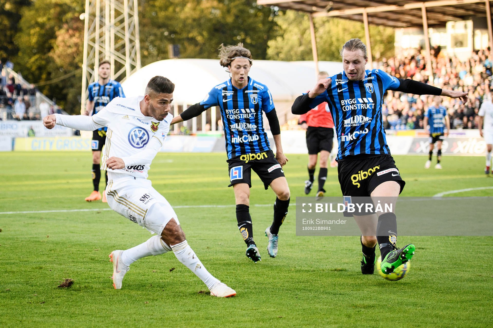 Östersunds Hosam Aiesh slår ett inlägg