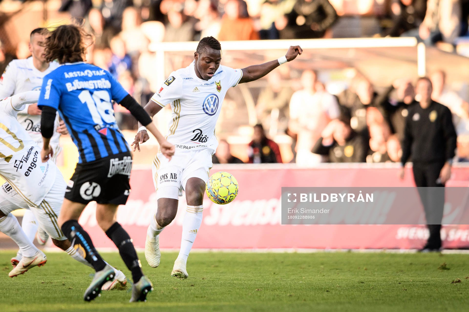 Östersunds Patrick Kpozo laddar för ett skott