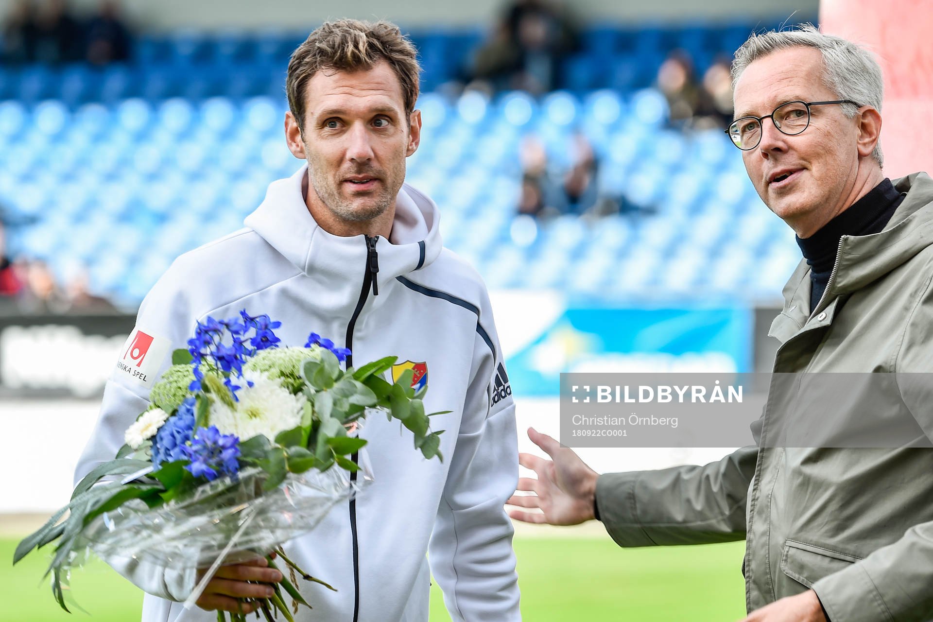 Djurgårdens målvakt Andreas Isaksson får ta emot blommor