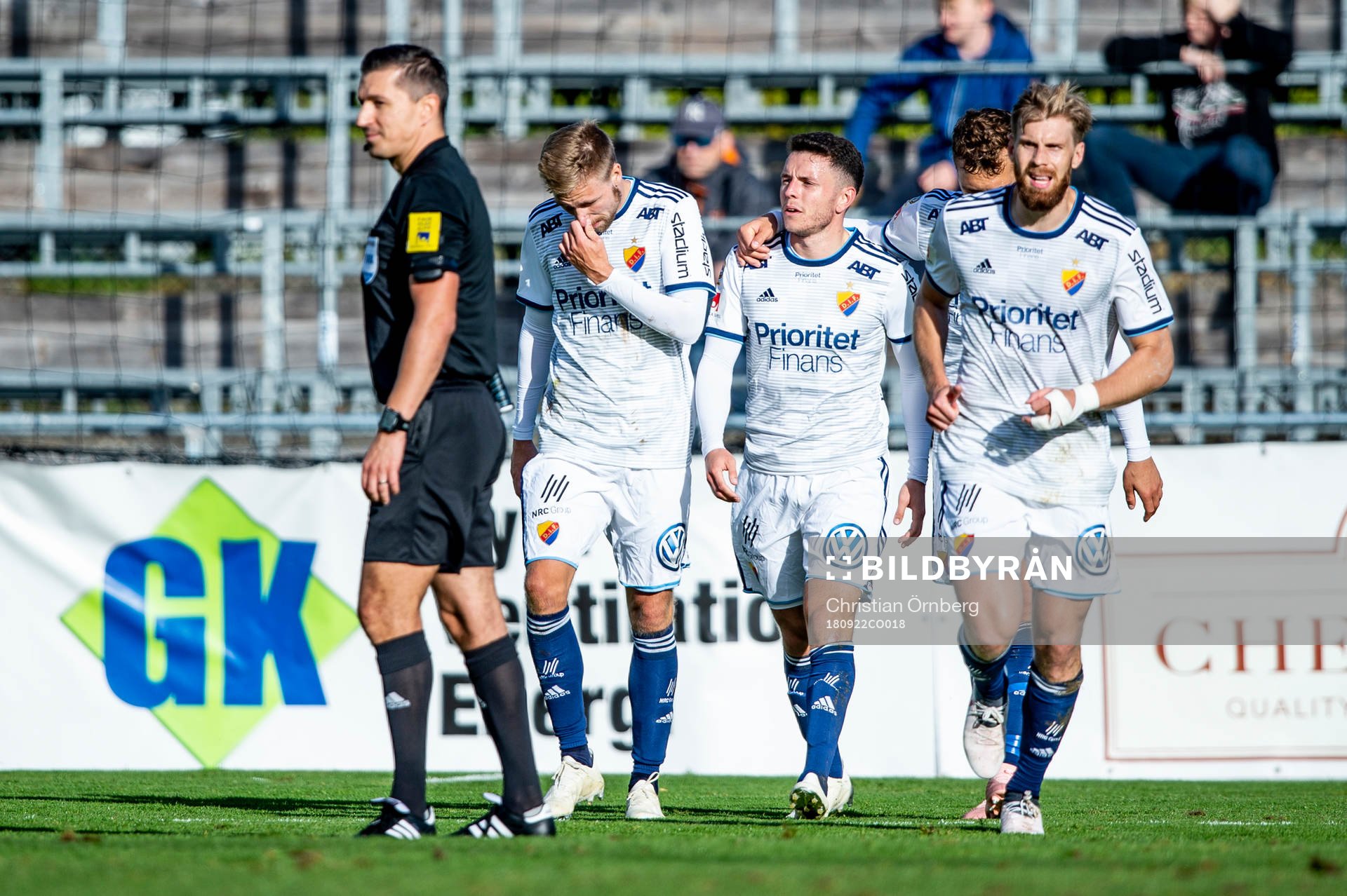 Djurgårdens Kerim Mrabti jublar med lagkamraterna efter 0-1 under fotbollsmatchen i Allsvenskan mellan Trelleborg och Djurgården den 22 september 2018 i Trelleborg.