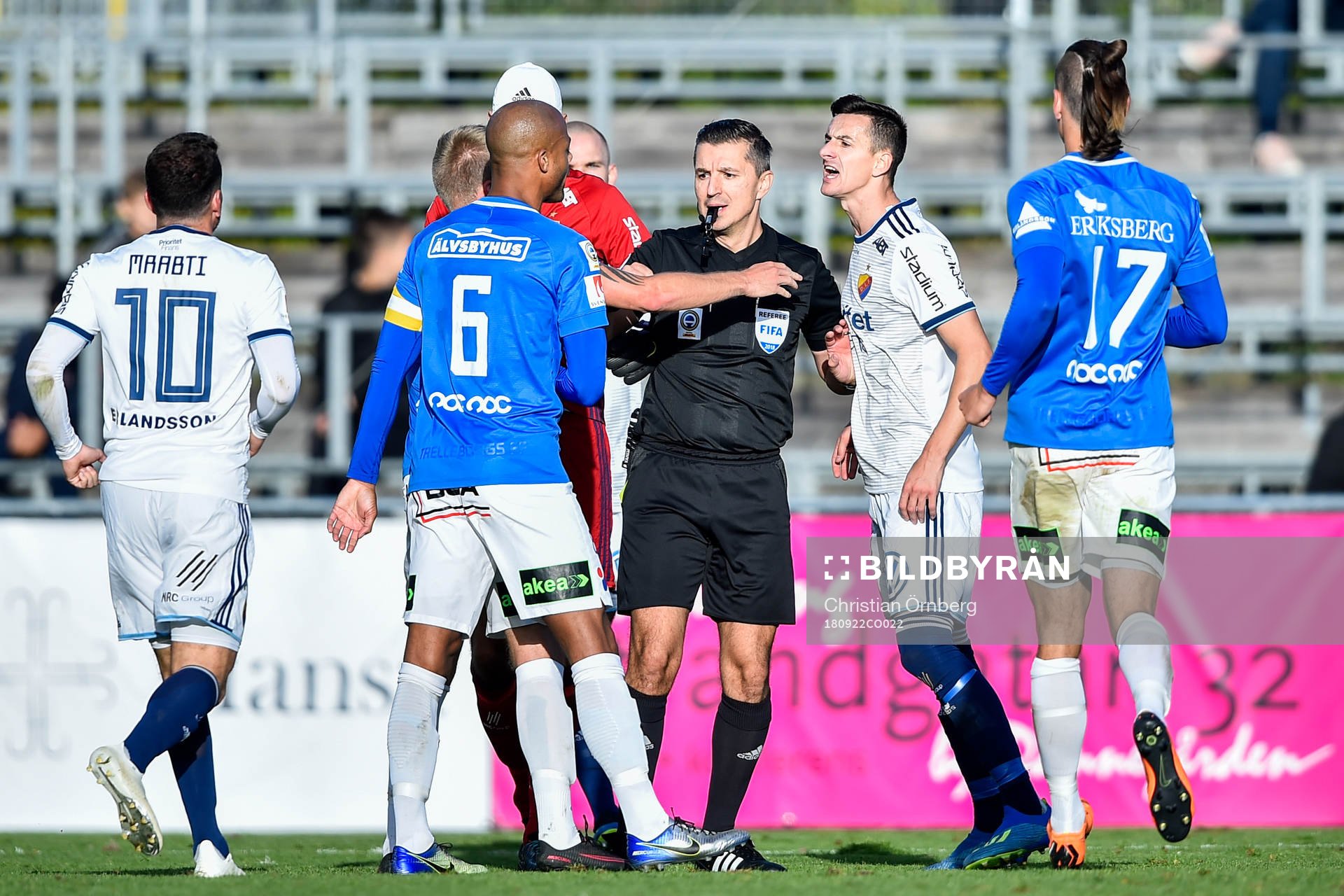 Domaren går emellan Trelleborgs Salif Camara Jönsson och