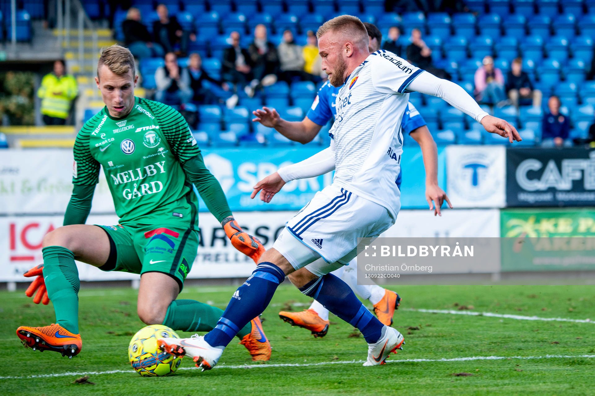 Djurgårdens Nicklas Bärkroth mot Trelleborgs målvakt
