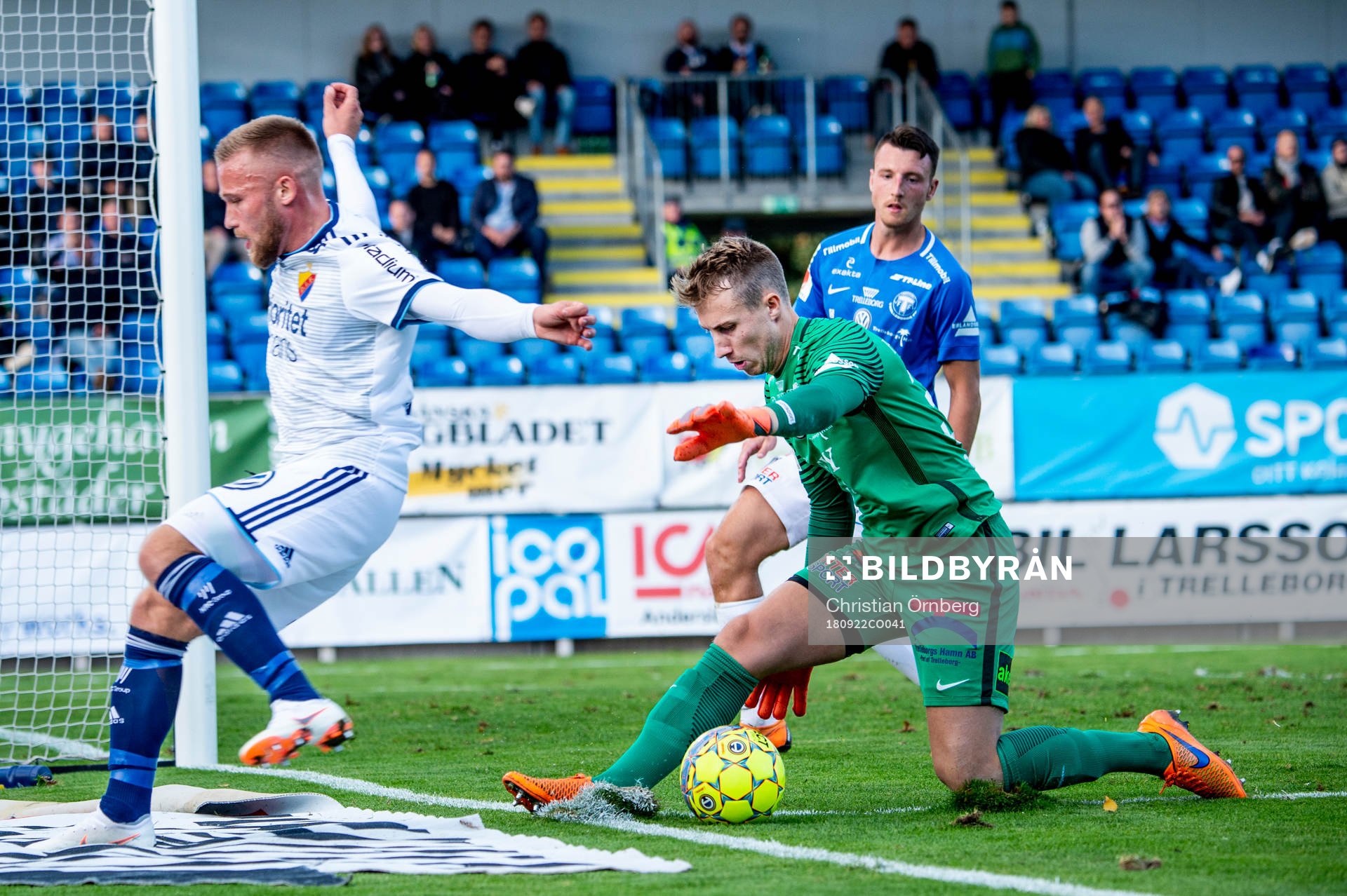 Djurgårdens Nicklas Bärkroth mot Trelleborgs målvakt