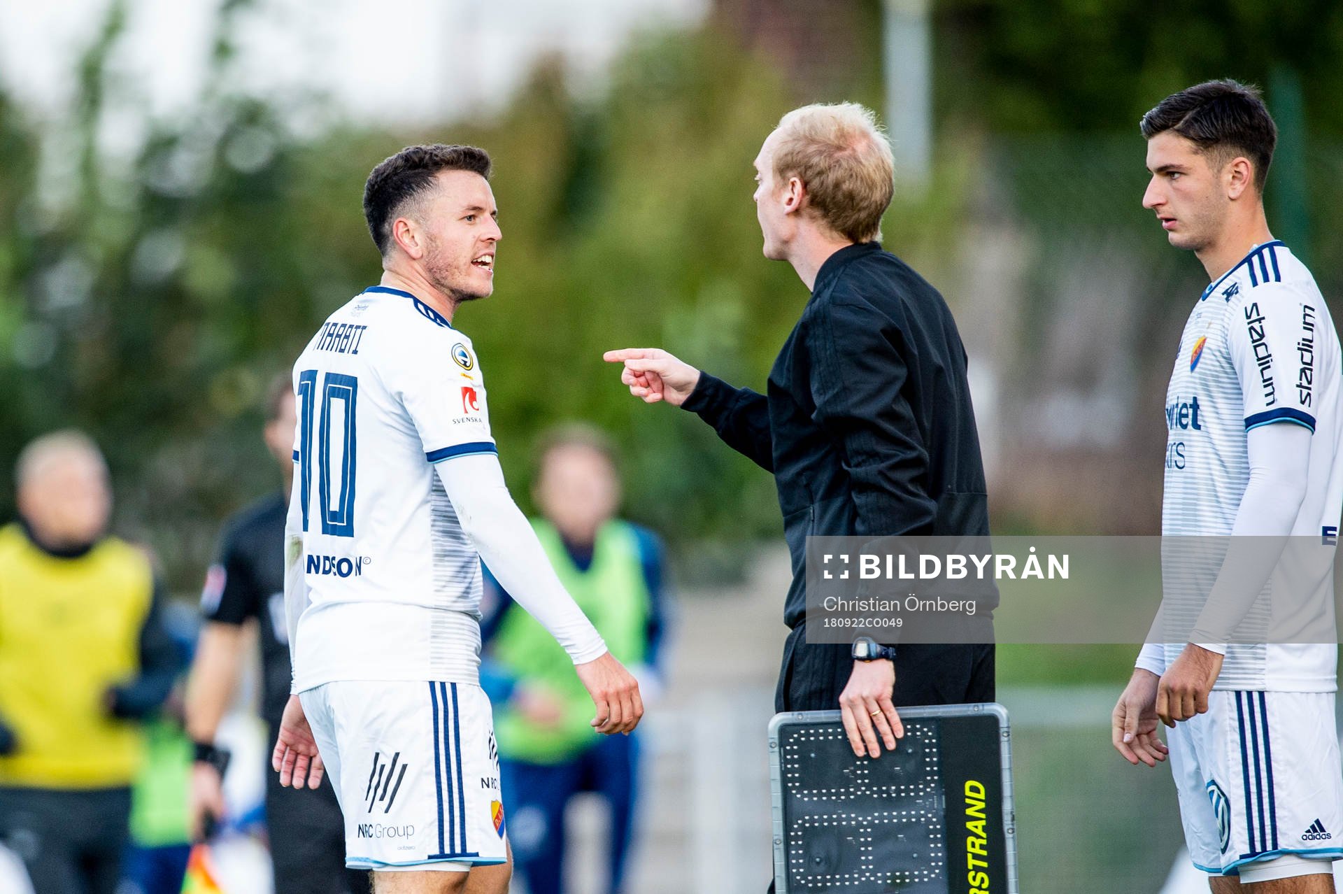Djurgårdens Kerim Mrabti lämnar planen irriterad på