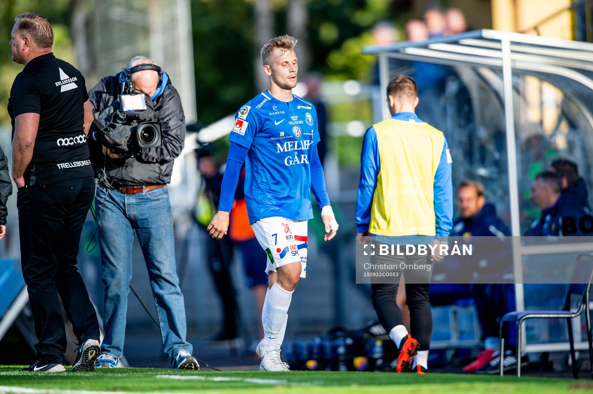 Trelleborgs Erik Andersson lämnar planen
