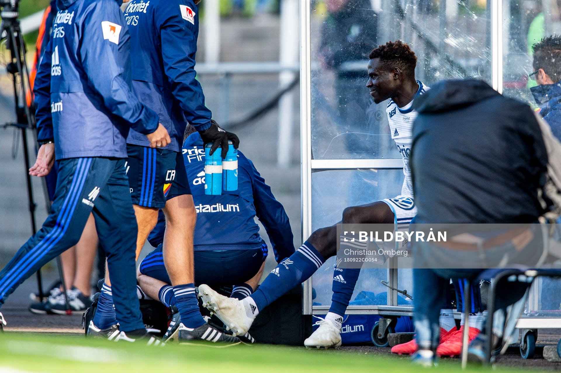 Djurgårdens Aliou Badji lämnar planen skadad