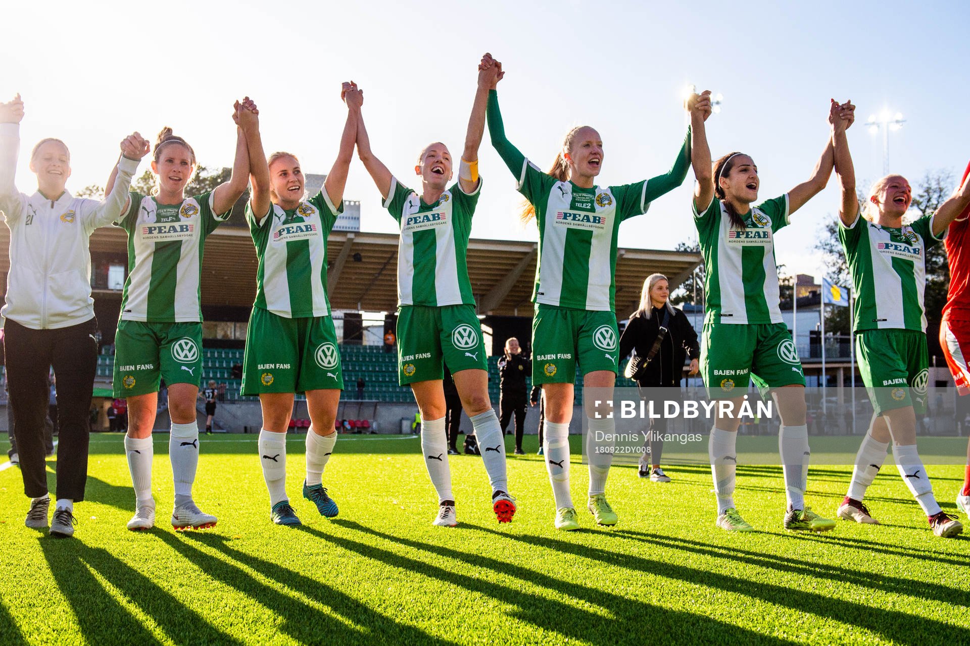 Hammarbys spelar jublar efter fotbollsmatchen i Damallsvenskan mellan Hammarby och Kopparbergs/Göteborg den 22 september 2018 i Stockholm.