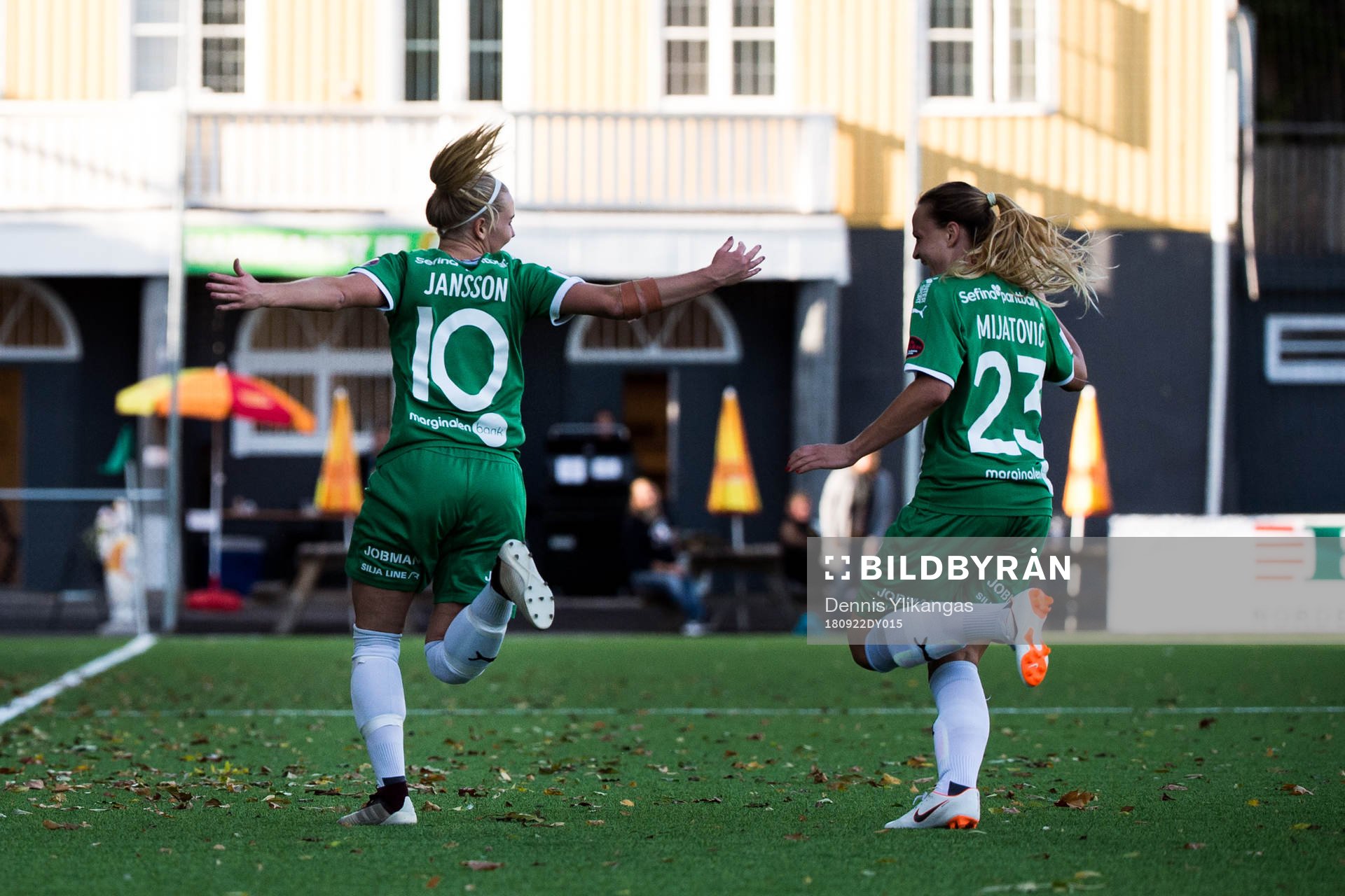 Hammarbys Emma Jansson jublar med lagkamrat Milica Mijatovic