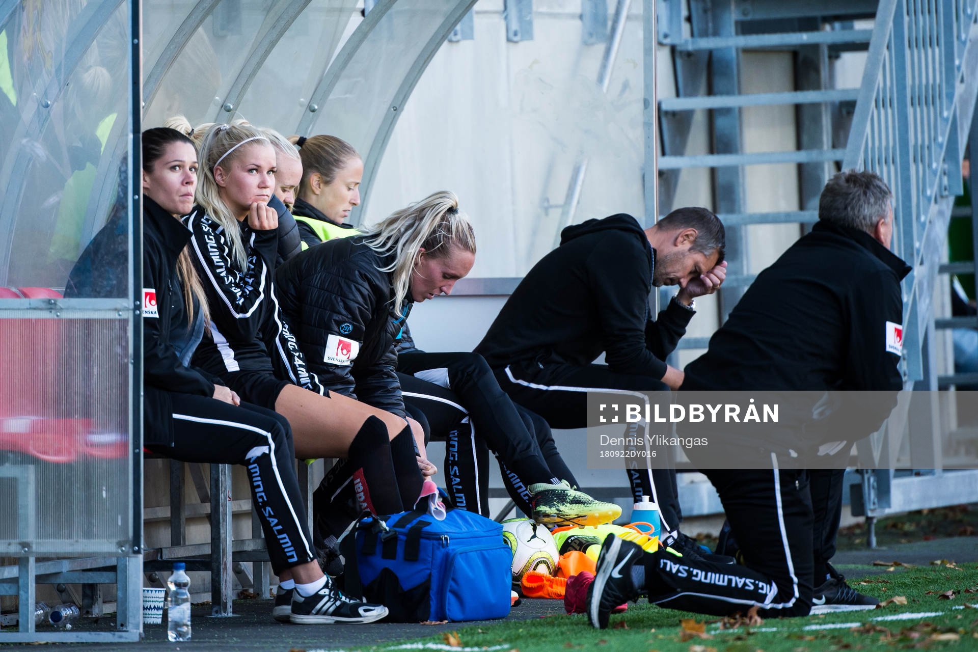 Göteborgs tränare Marcus Lantz och spelare deppar