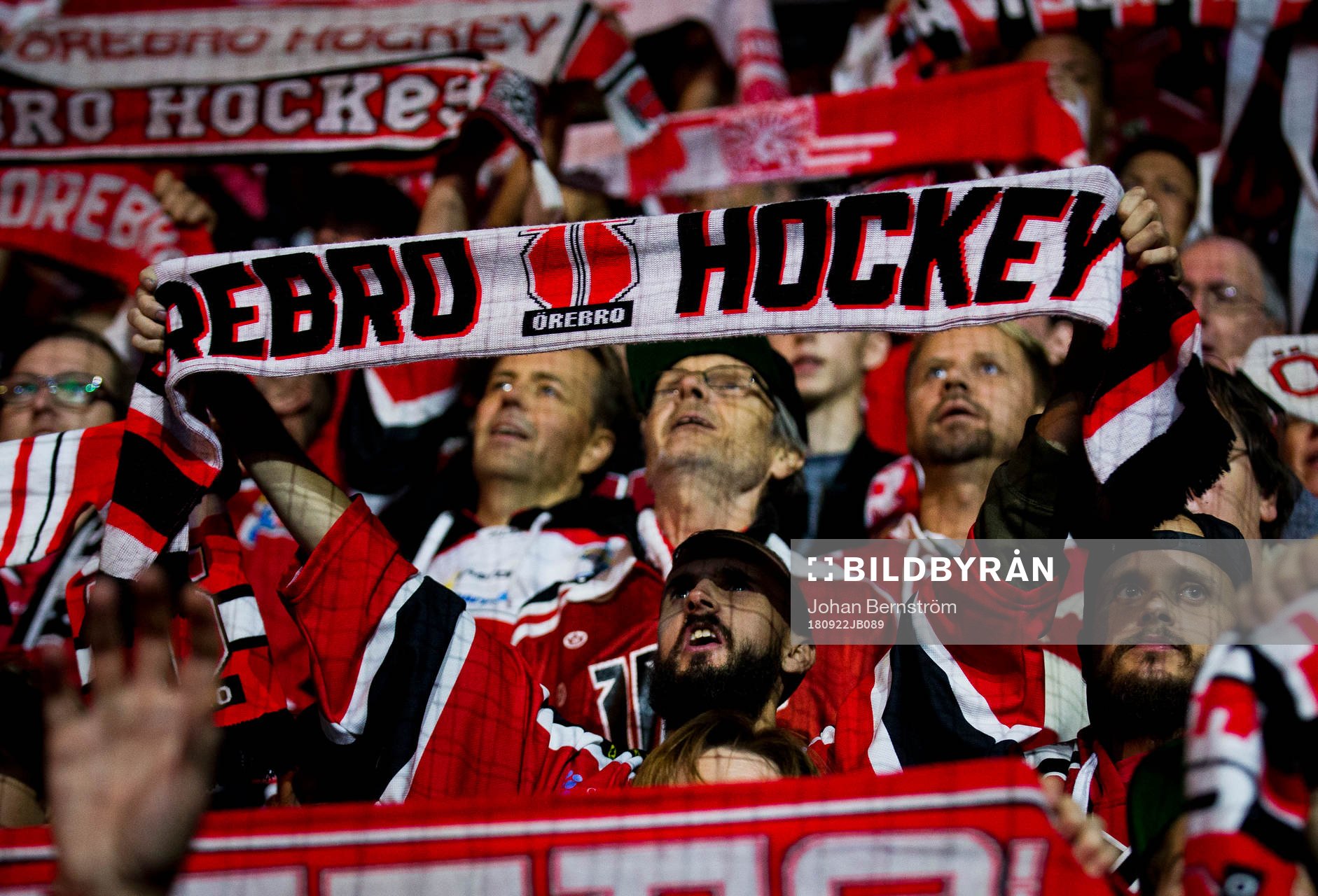 Örebrosupportrar med halsdukar
