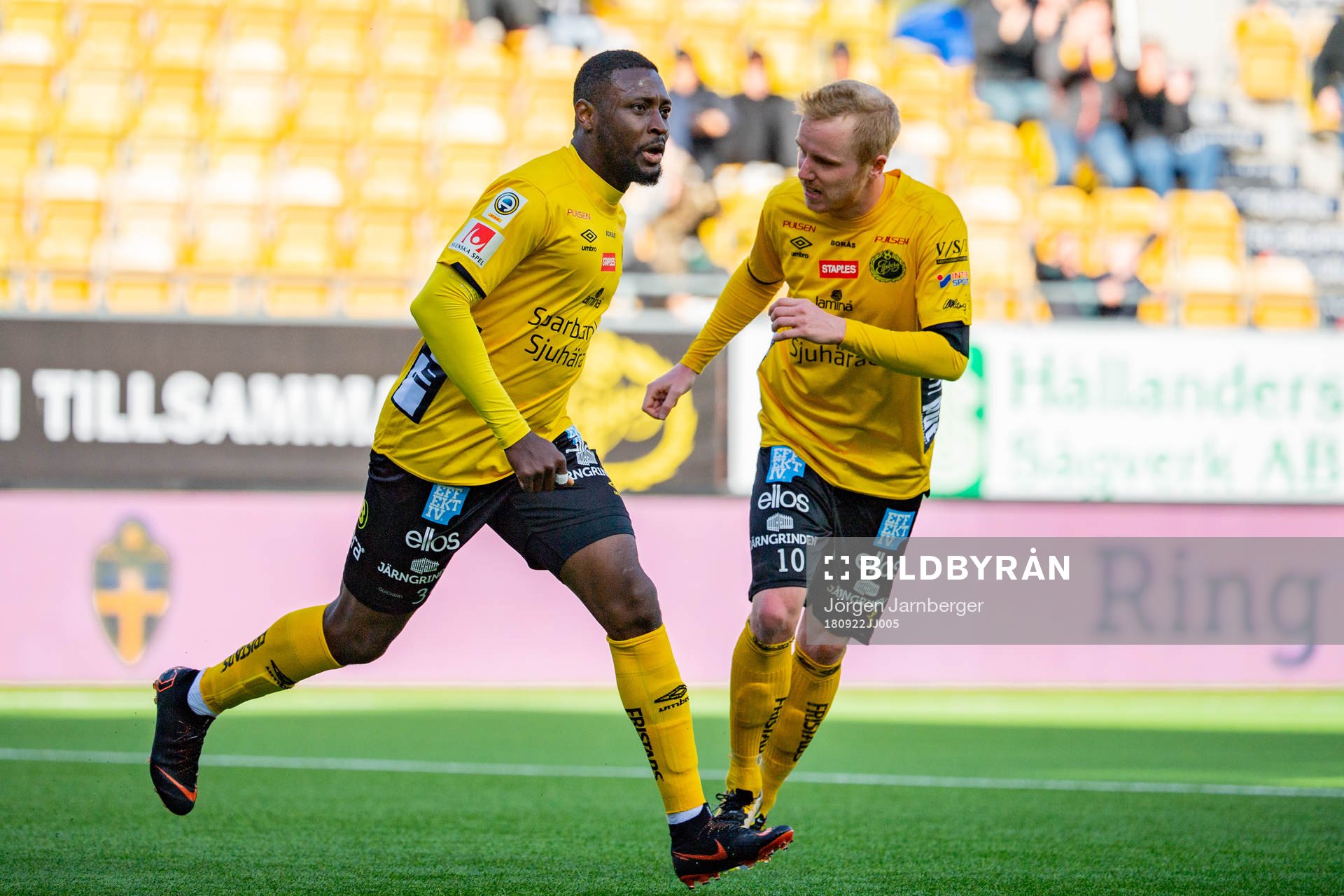 Elfsborgs Chinedu Obasi och Simon Lundevall jublar