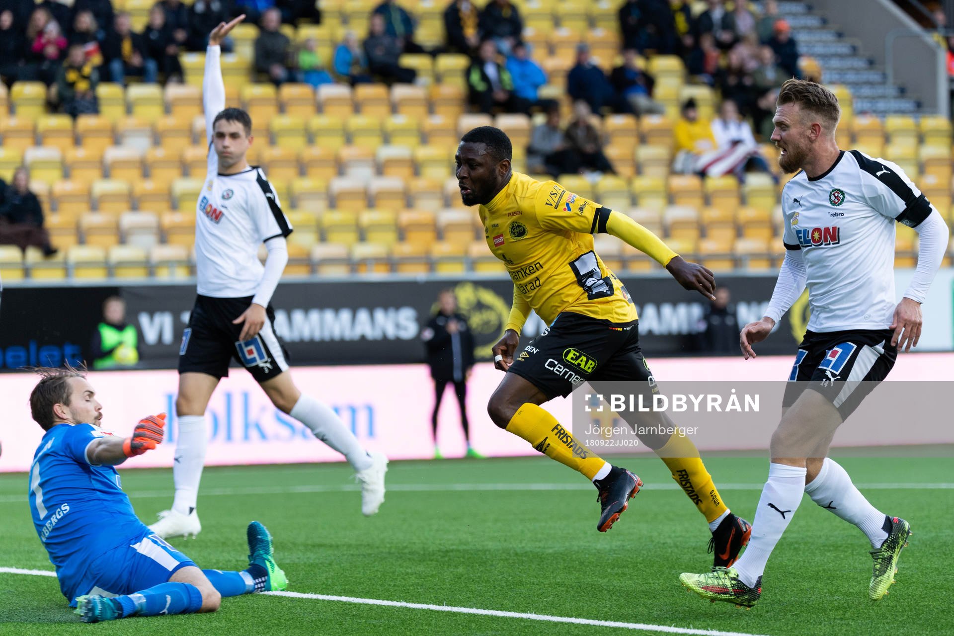 Elfsborgs Chinedu Obasi i kamp med Örebros Michael Almebäck och målvakt Oscar Jansson under fotbollsmatchen i Allsvenskan mellan Elfsborg och Örebro den 22 september 2018 i Borås.