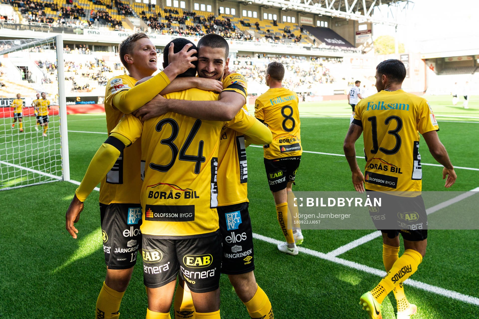 Elfsborgs Chinedu Obasi kramas om av Ibrahim Dresevic och