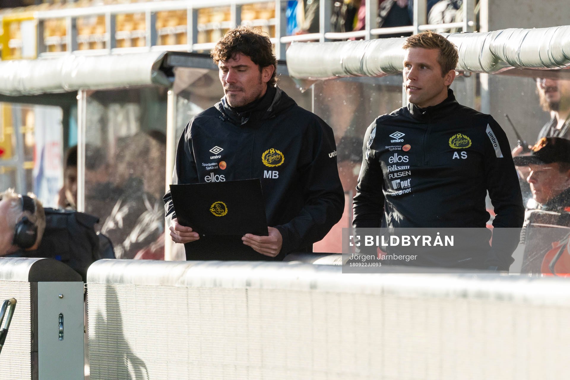Elfsborgs assisterande tränare Anders Svensson och assisterande tränare Miguel Beas under fotbollsmatchen i Allsvenskan mellan Elfsborg och Örebro den 22 september 2018 i Borås.