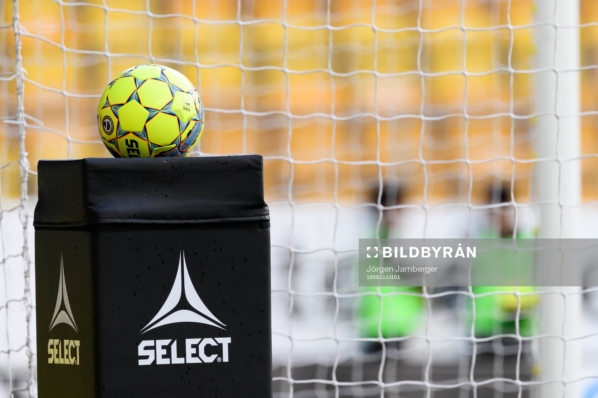 En matchboll vid sidan av målet under fotbollsmatchen i Allsvenskan mellan Elfsborg och Örebro den 22 september 2018 i Borås.