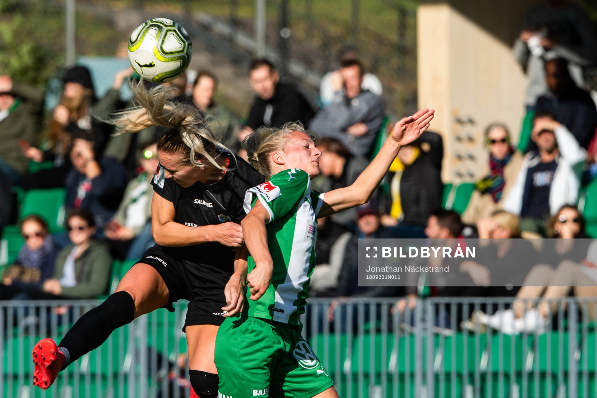 Hammarbys Astrid Larsson och Göteborgs Julia Roddar i en