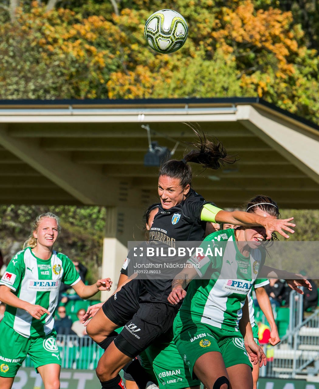 Göteborgs Beata Kollmats i en duell med Hammarbys