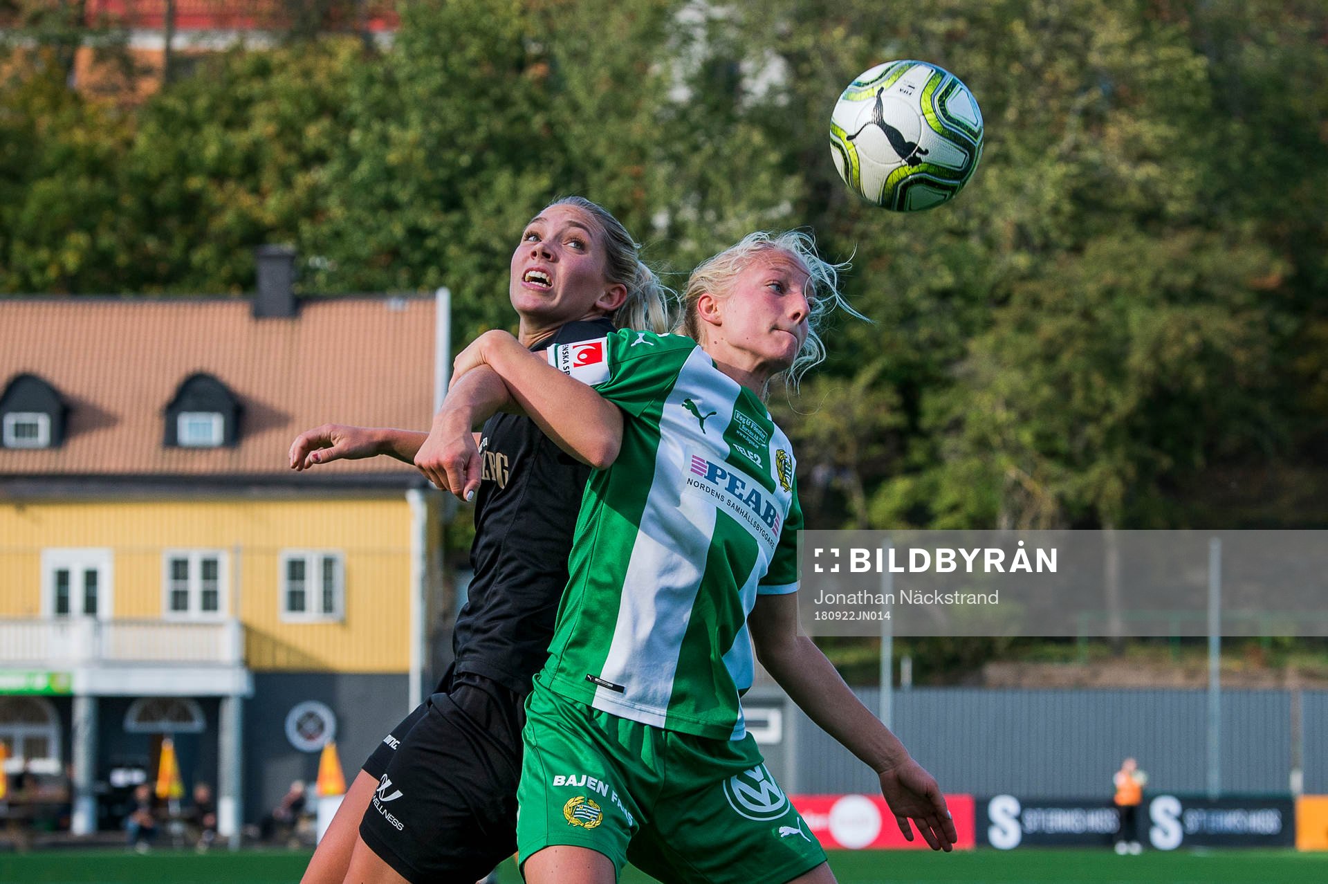 Göteborgs Elin Rubensson i en duell med Hammarbys Astrid Larsson under fotbollsmatchen i Damallsvenskan mellan Hammarby och Kopparbergs/Göteborg den 22 september 2018 i Stockholm.