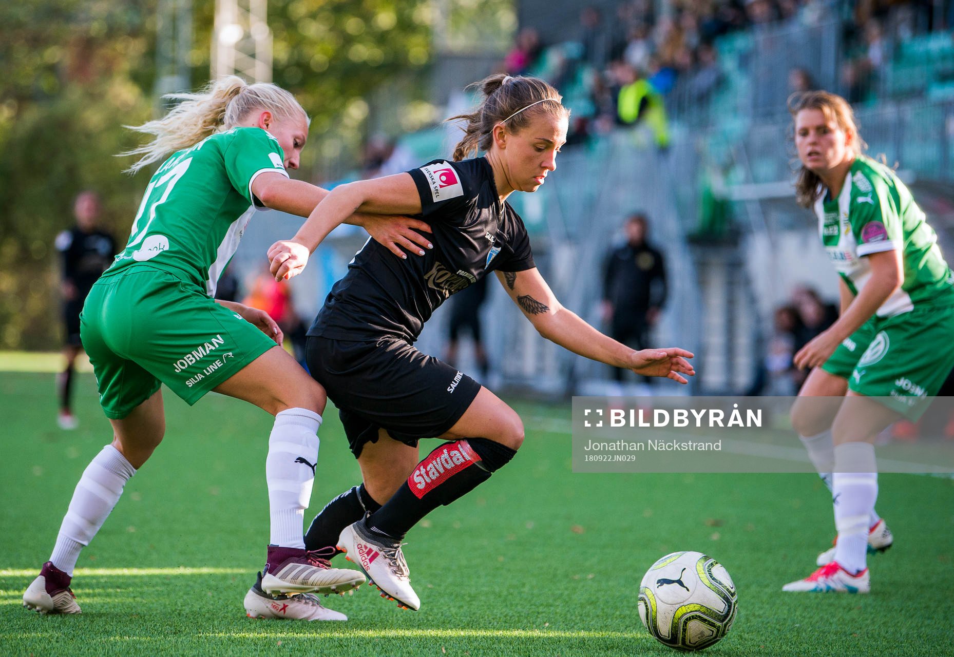 Göteborgs Julia Zigiotti Olme i en duell med Hammarbys