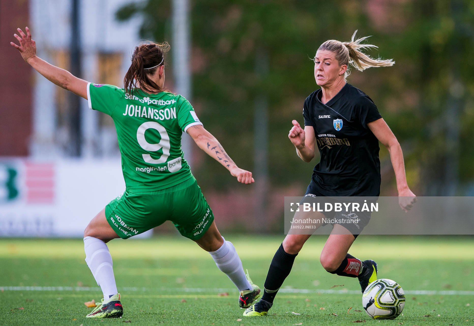 Göteborgs Olivia Schough i en duell med Hammarbys Amanda