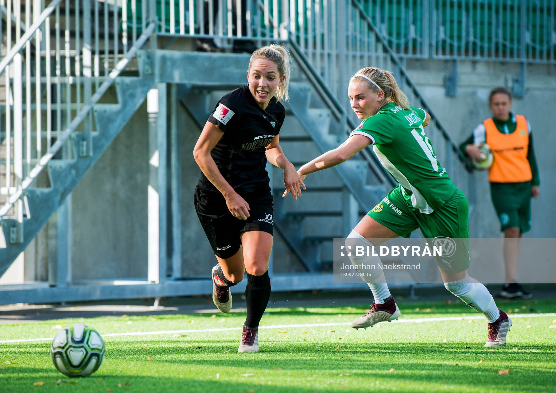 Göteborgs Elin Rubensson i en duell med Hammarbys Emma Jansson under fotbollsmatchen i Damallsvenskan mellan Hammarby och Kopparbergs/Göteborg den 22 september 2018 i Stockholm.