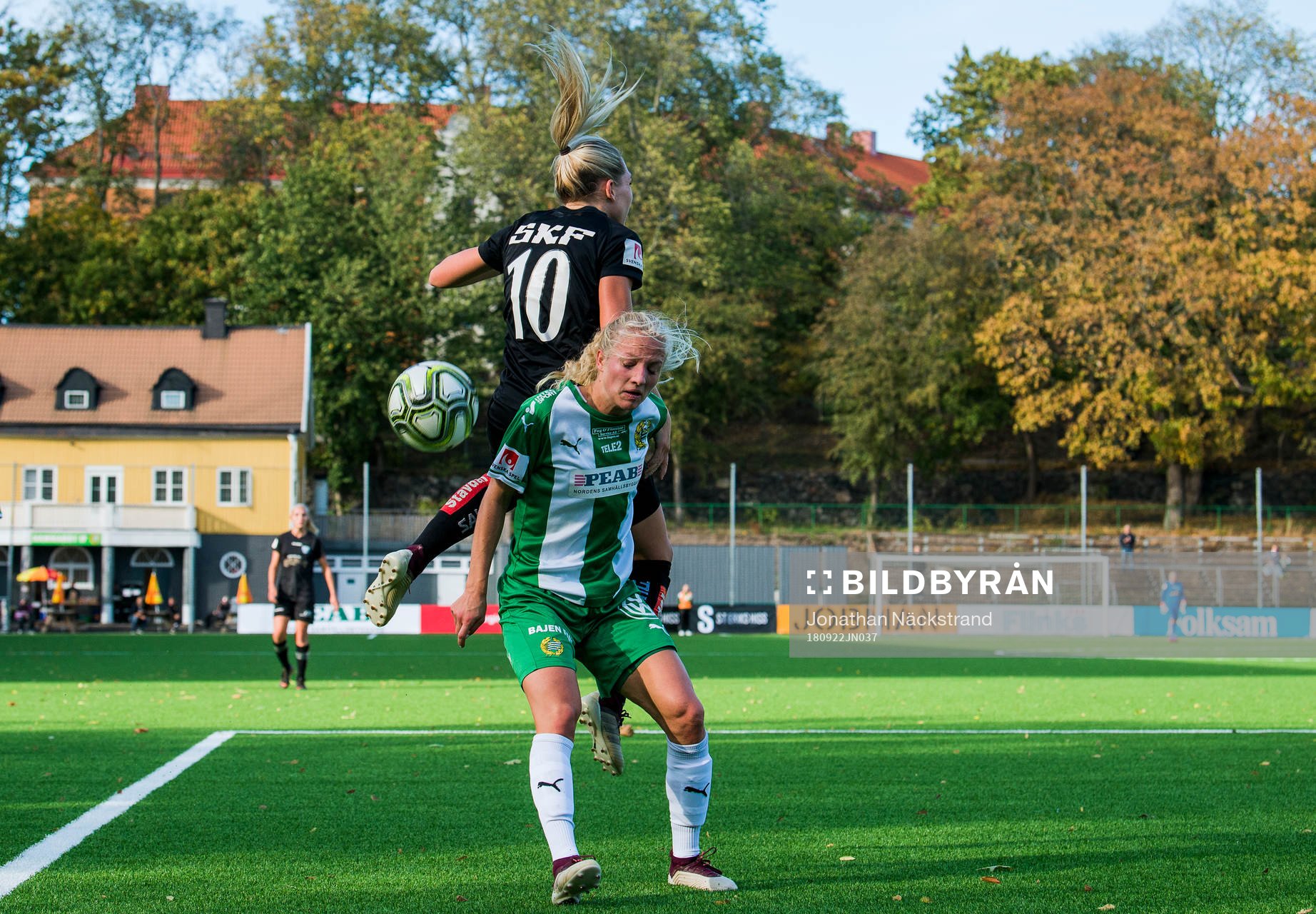 Göteborgs Elin Rubensson i en duell med Hammarbys Astrid Larsson under fotbollsmatchen i Damallsvenskan mellan Hammarby och Kopparbergs/Göteborg den 22 september 2018 i Stockholm.