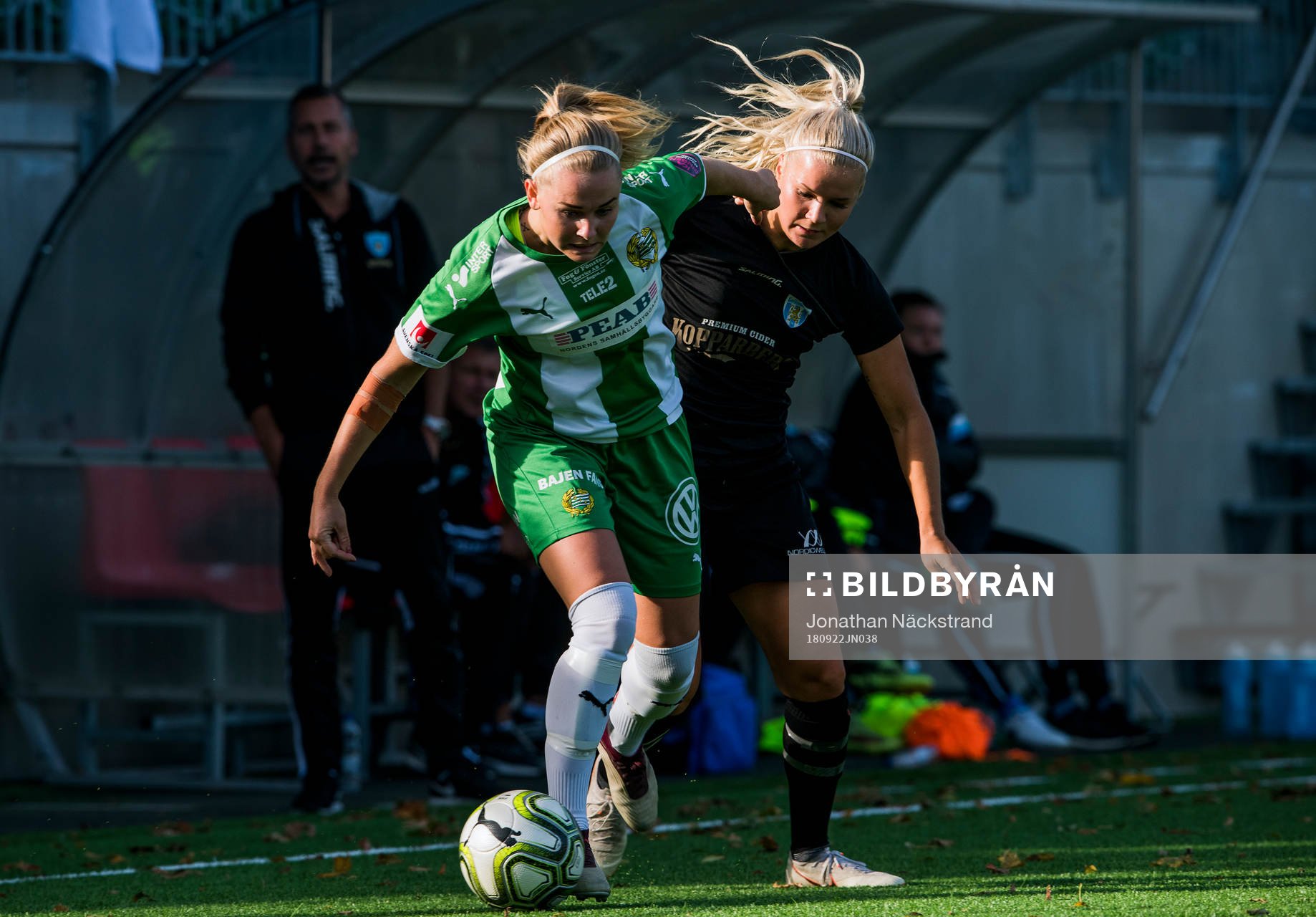 Hammarbys Emma Jansson i en duell med  Göteborgs Nathalie