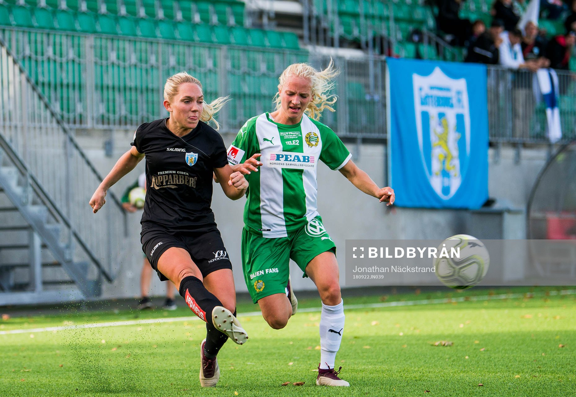 Göteborgs Elin Rubensson i en duell med Hammarbys Astrid Larsson under fotbollsmatchen i Damallsvenskan mellan Hammarby och Kopparbergs/Göteborg den 22 september 2018 i Stockholm.