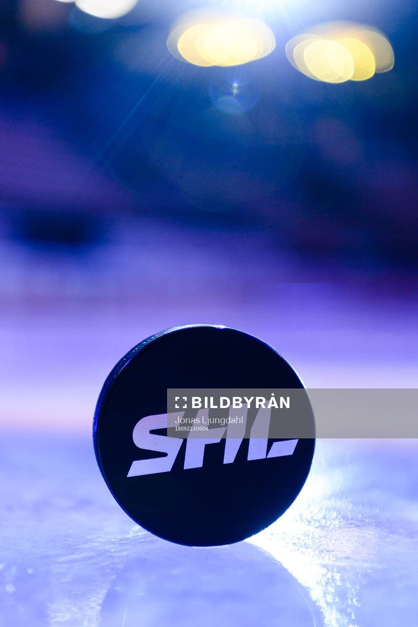 Matchpuck före ishockeymatchen i SHL mellan Växjö och