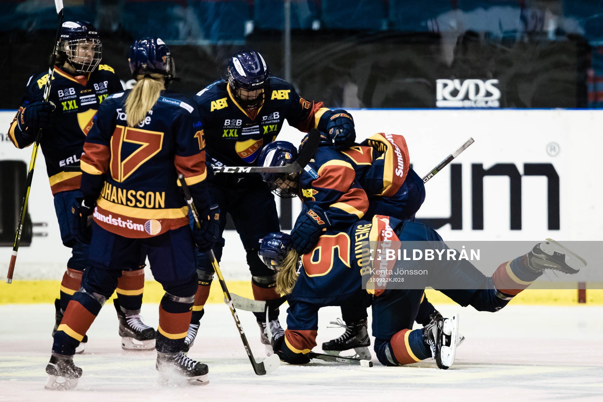 Djurgårdens Josefin Bouveng jublar med lagkamrater