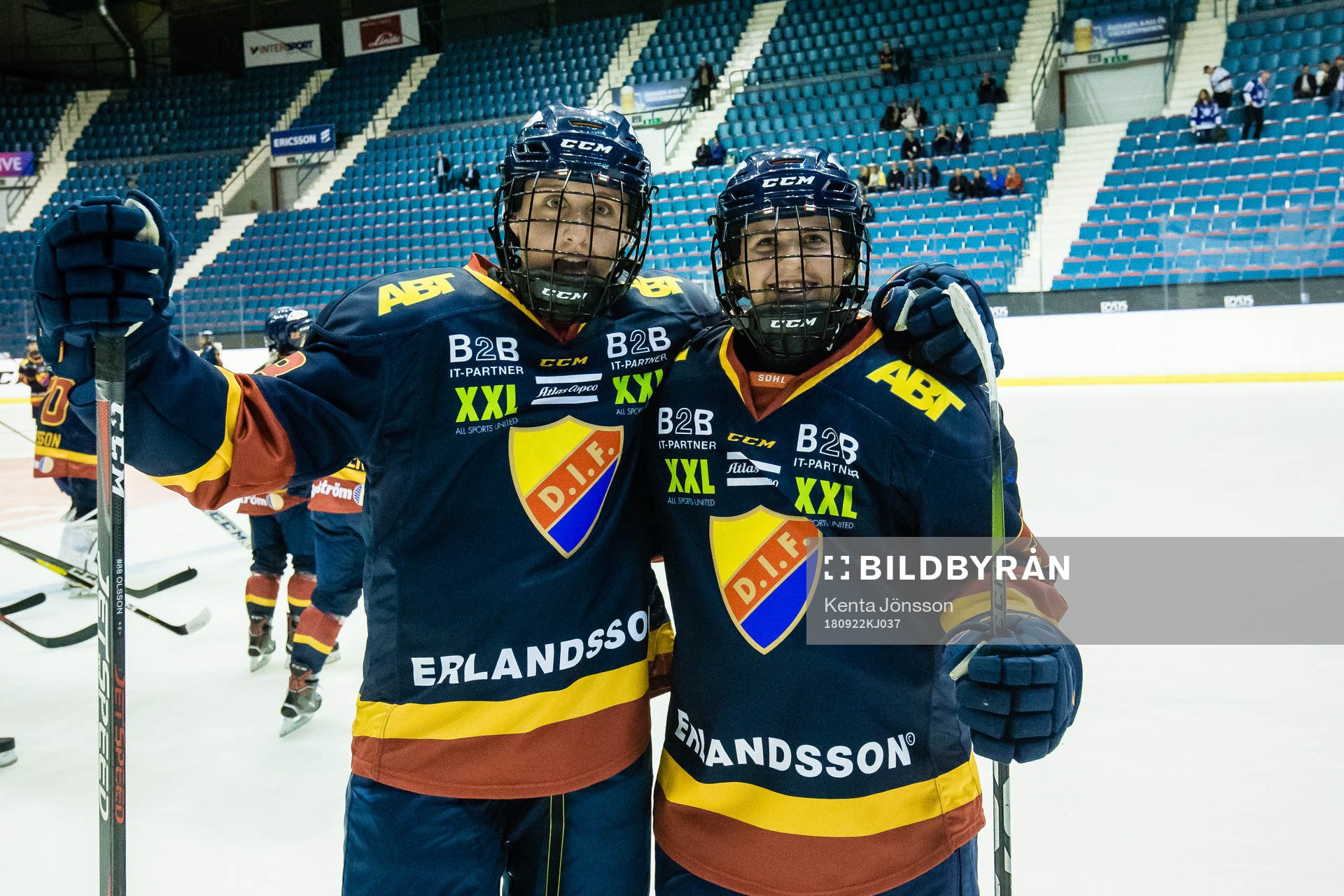 Djurgårdens Hanna Olsson och Sofie Lundin jublar