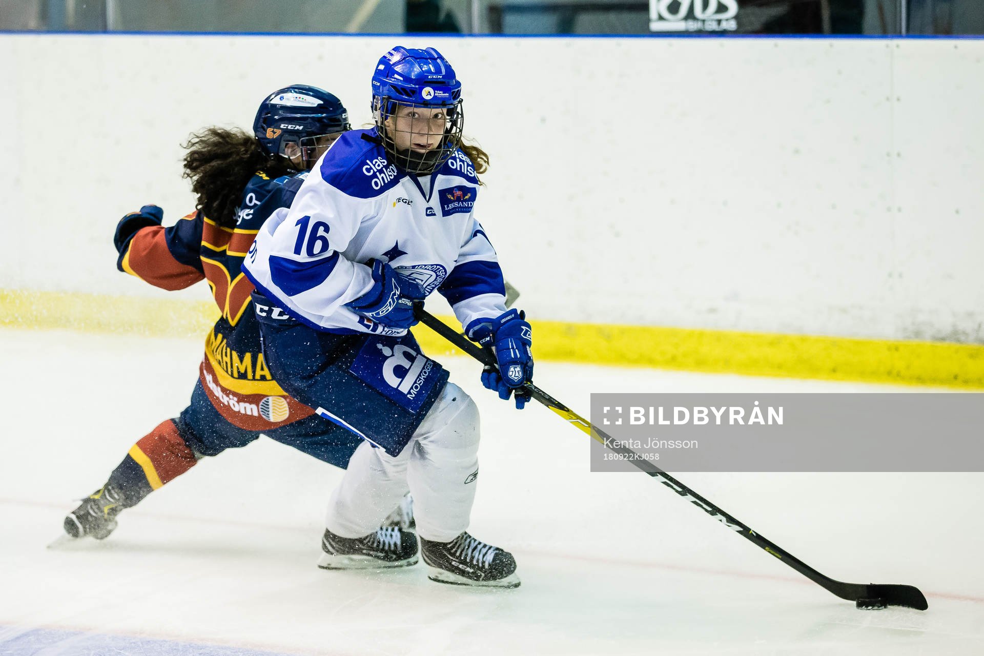Leksands Kajsa Armborg i kamp om pucken Djurgårdens