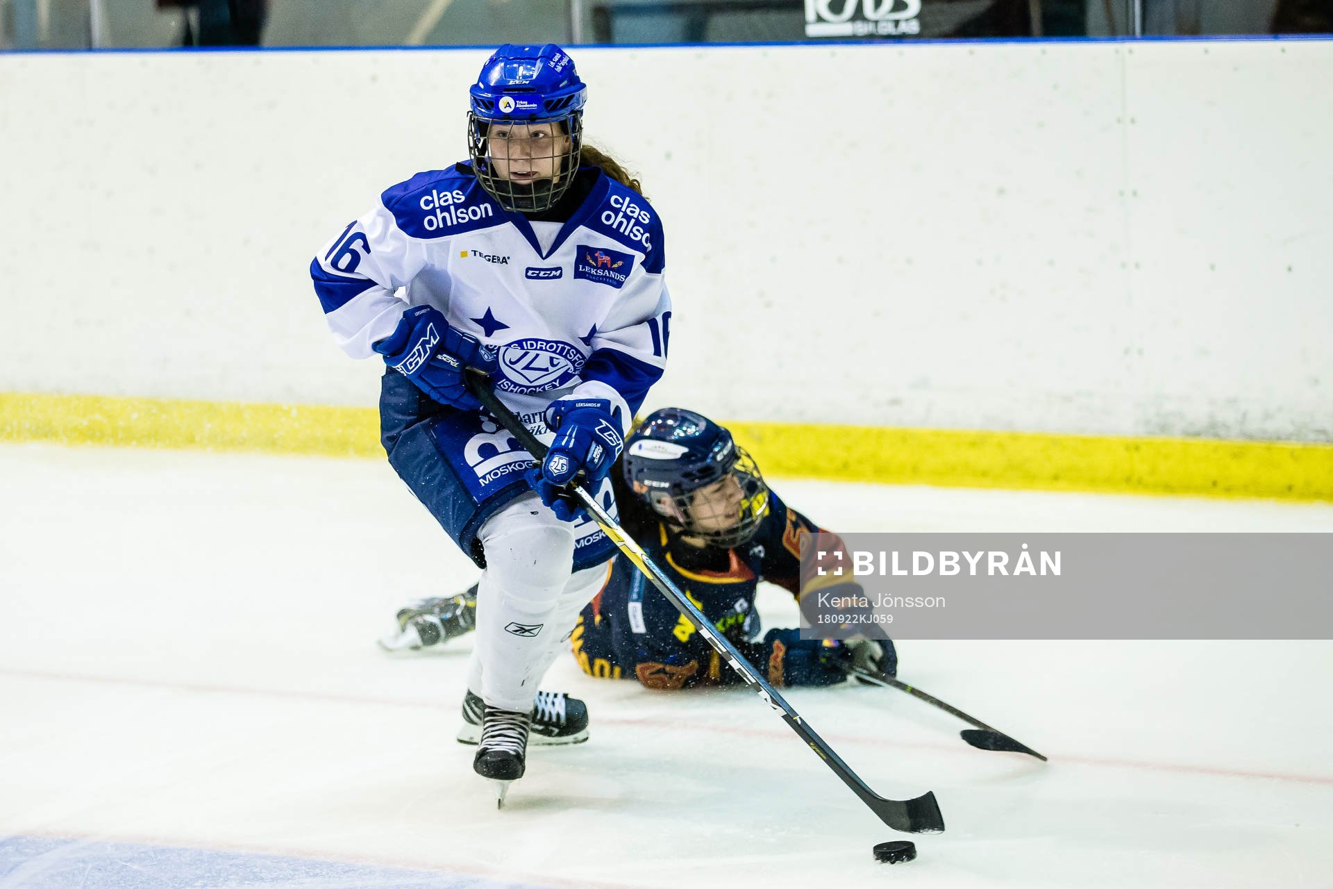 Leksands Kajsa Armborg i kamp om pucken Djurgårdens