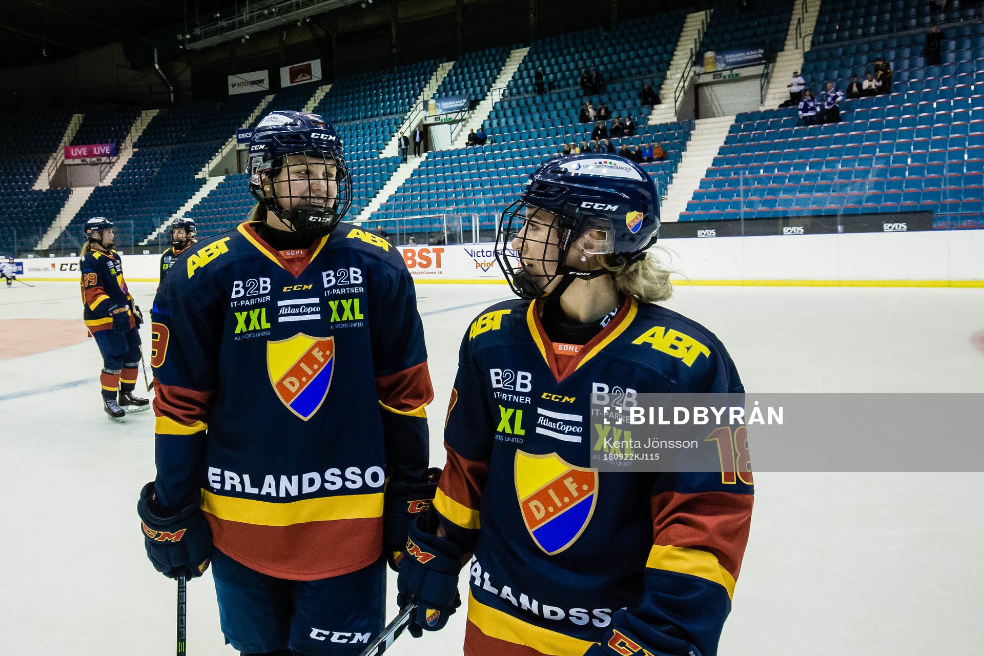 Djurgårdens Josefin Bouveng (v) och Alice Östensson